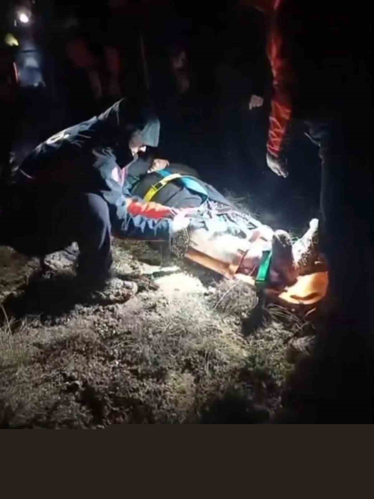 Çorum’da araçlarıyla çamura saplanan aile 8 saatlik çalışmayla kurtarıldı
