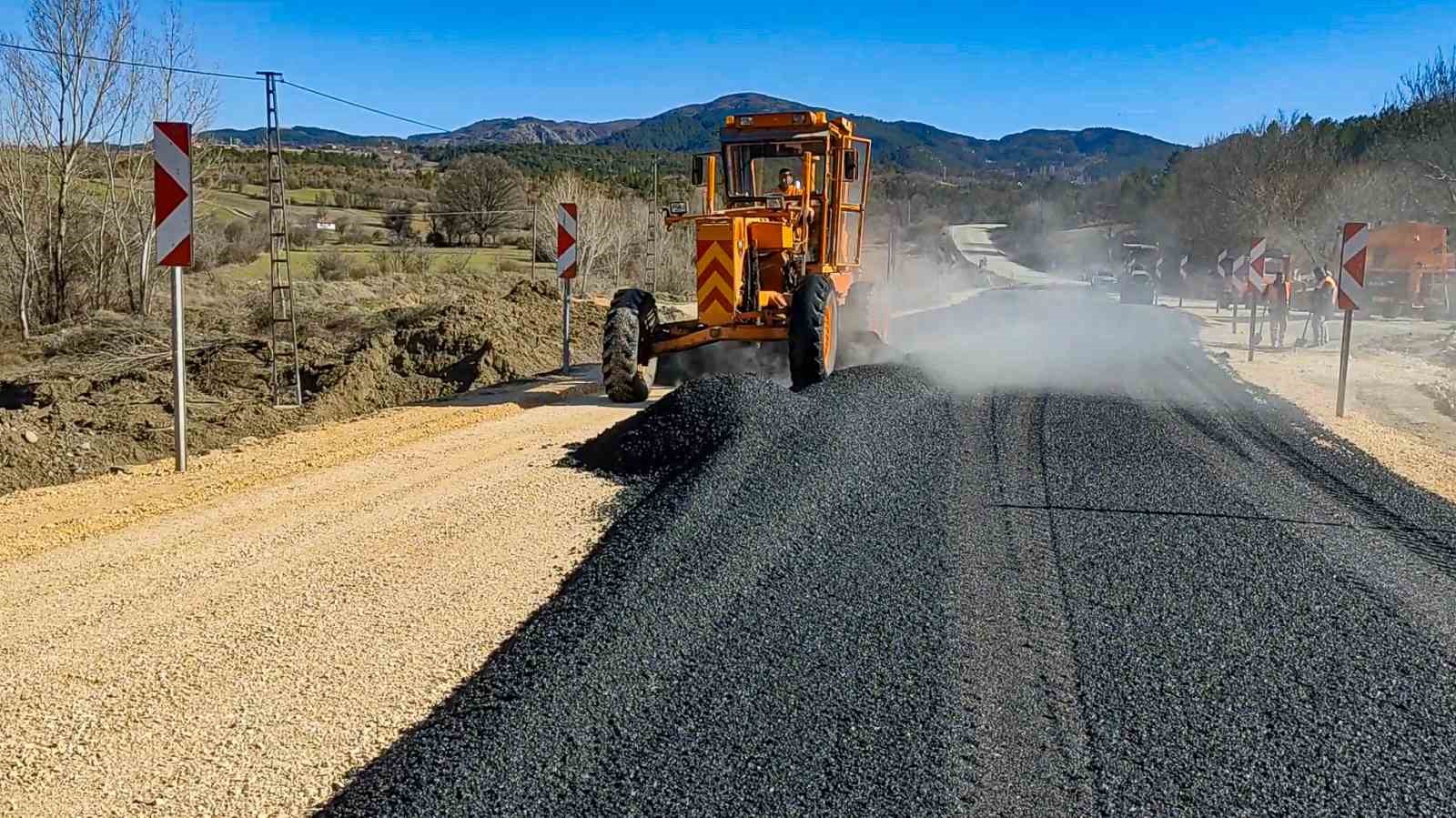 Çorum’da ayağı çöken köprüye alternatif yapılan yolda çalışmalarda sona gelindi
