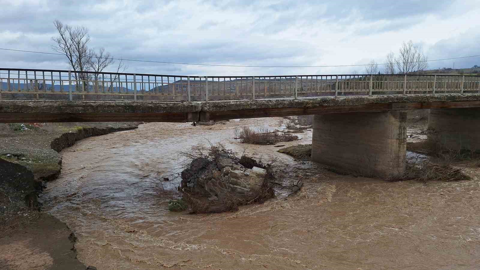 Çorum’da ayağı yıkılan köprü ulaşıma kapatıldı
