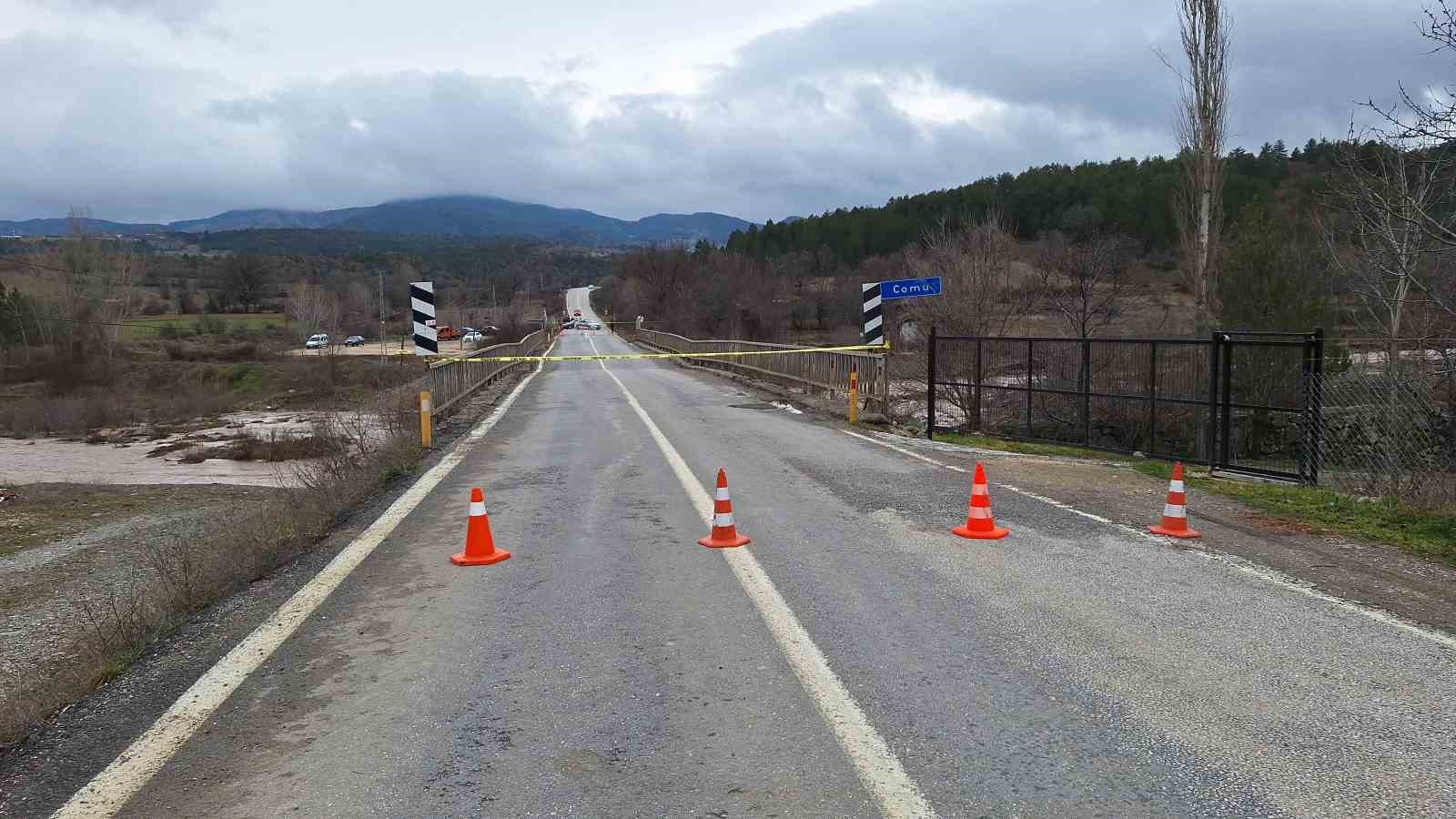 Çorum’da ayağı yıkılan köprü ulaşıma kapatıldı
