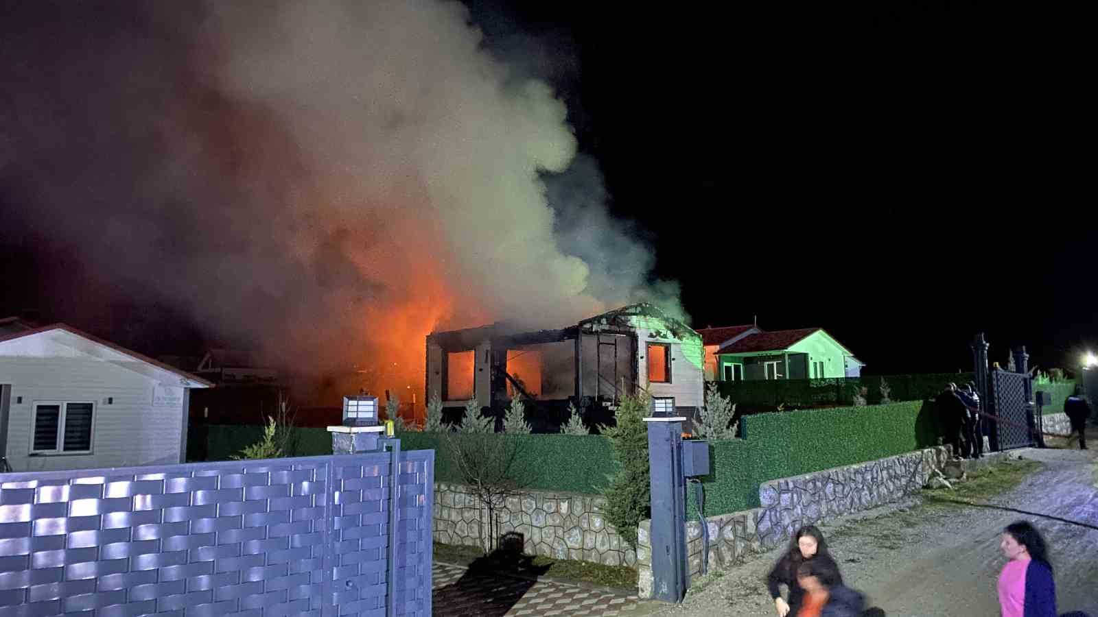 Çorum’da bağ evi alevlere teslim oldu
