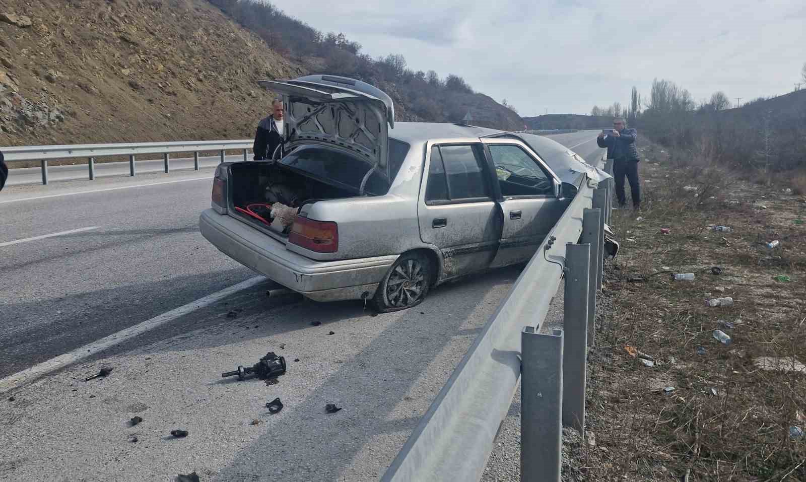 Çorum’da bariyerlere çarpan otomobilin sürücüsü yaralandı
