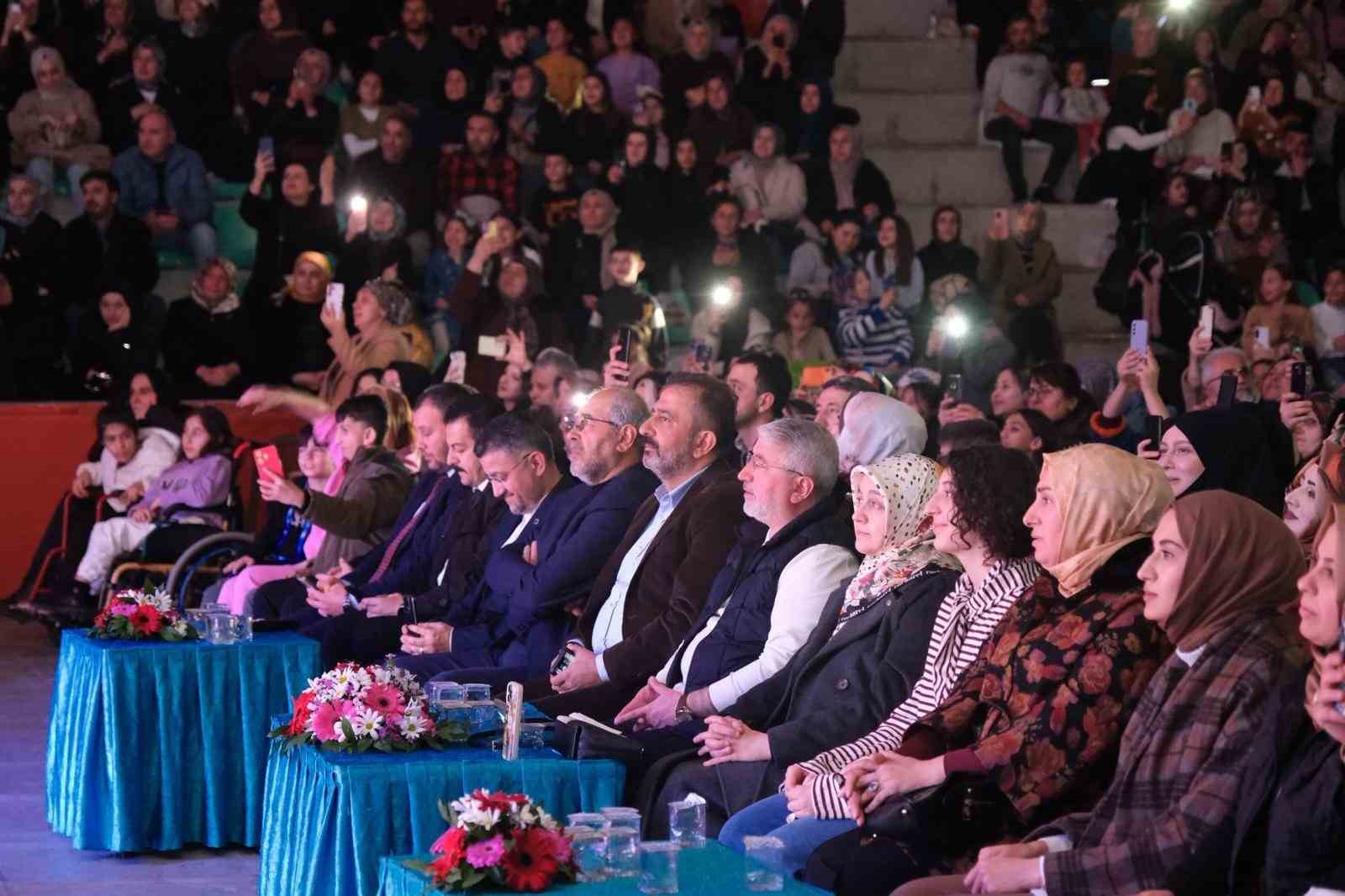 Çorum’da binlerce kişi ilahi ve ezgilerle golu gecede bir araya geldi
