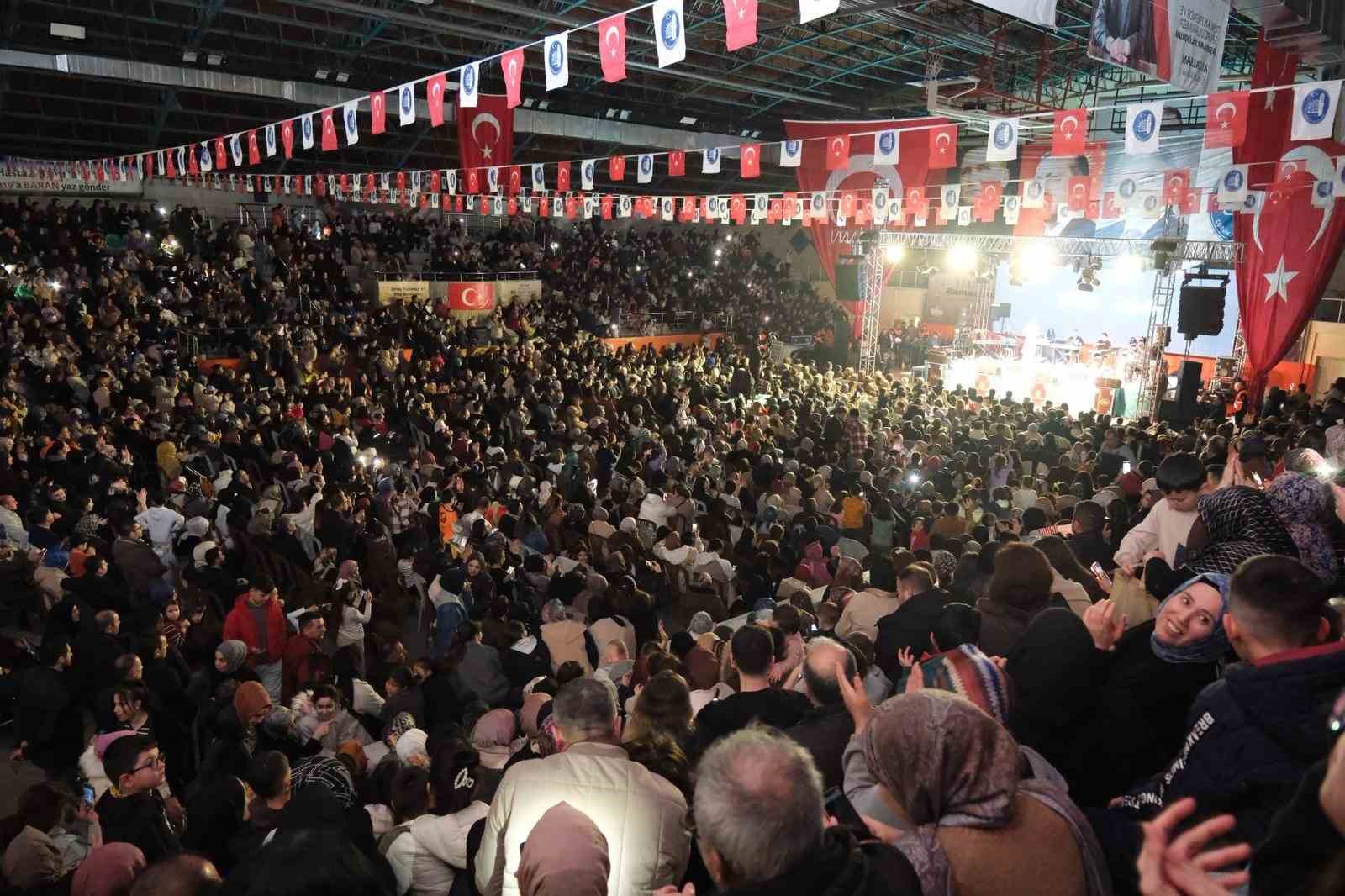 Çorum’da binlerce kişi ilahi ve ezgilerle golu gecede bir araya geldi
