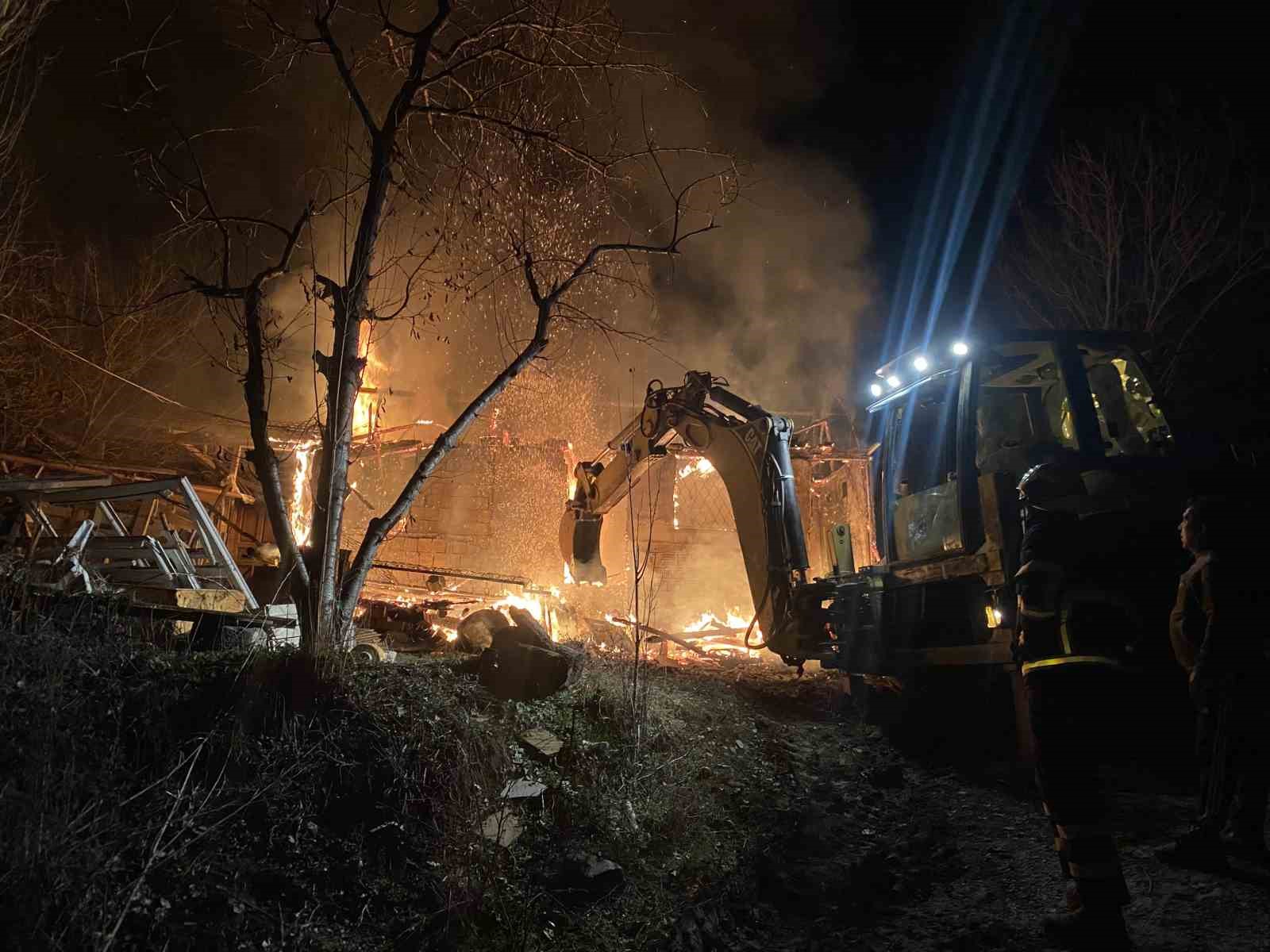 Çorum’da çıkan yangın ev ve depoyu kullanılamaz hale getirdi
