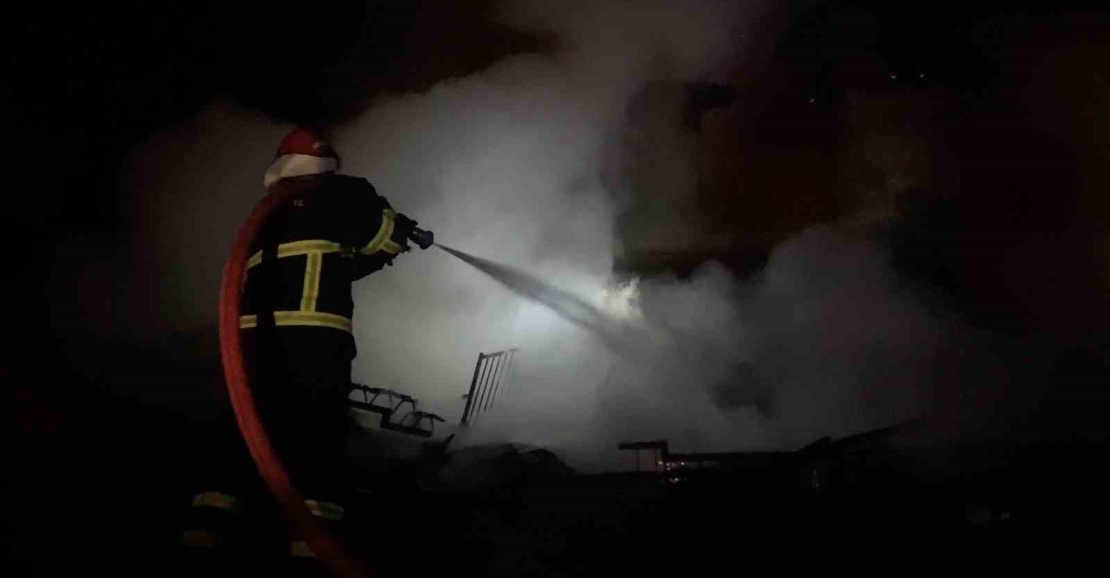 Çorum’da çıkan yangın ev ve depoyu kullanılamaz hale getirdi
