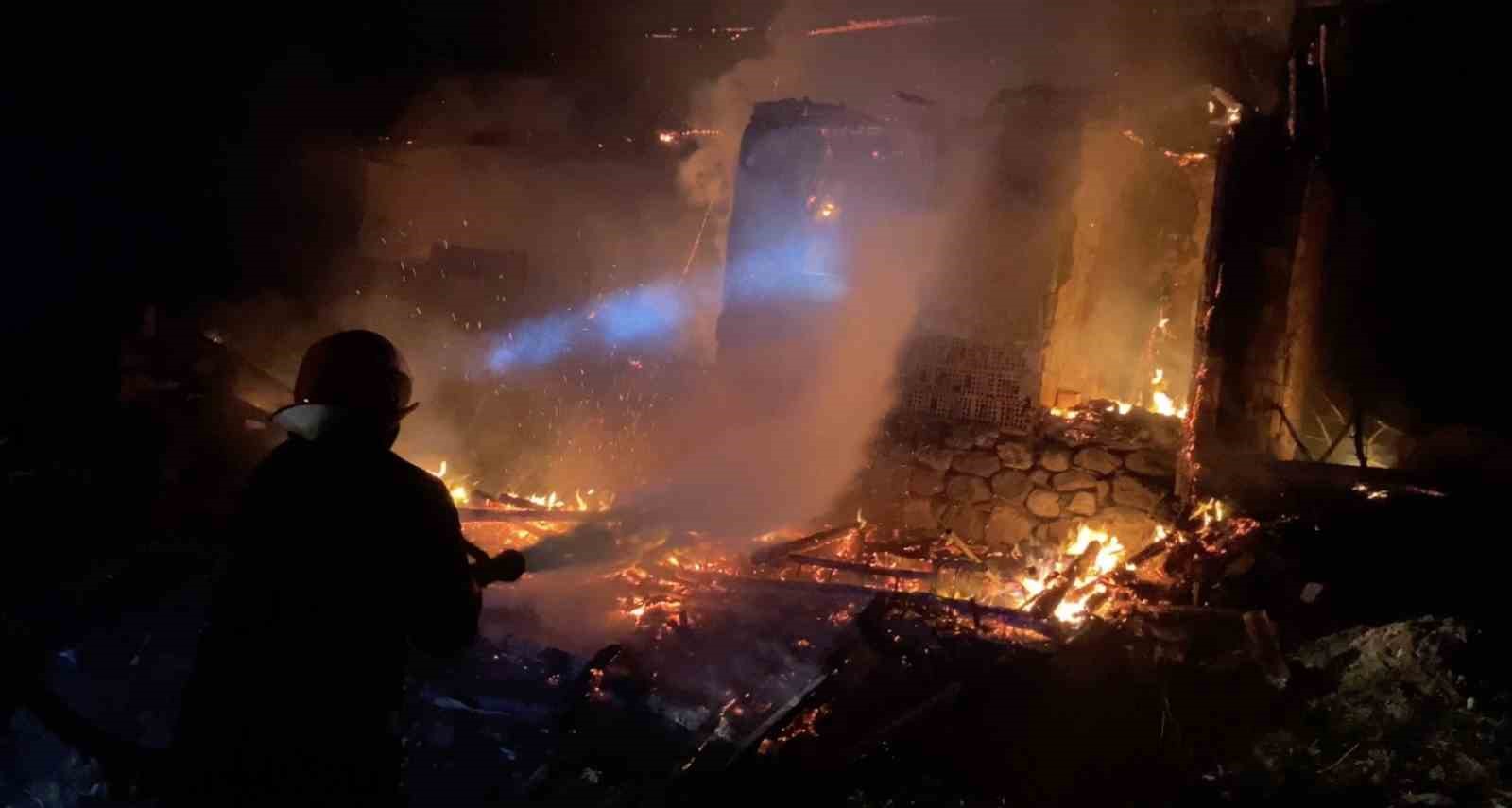 Çorum’da çıkan yangın ev ve depoyu kullanılamaz hale getirdi
