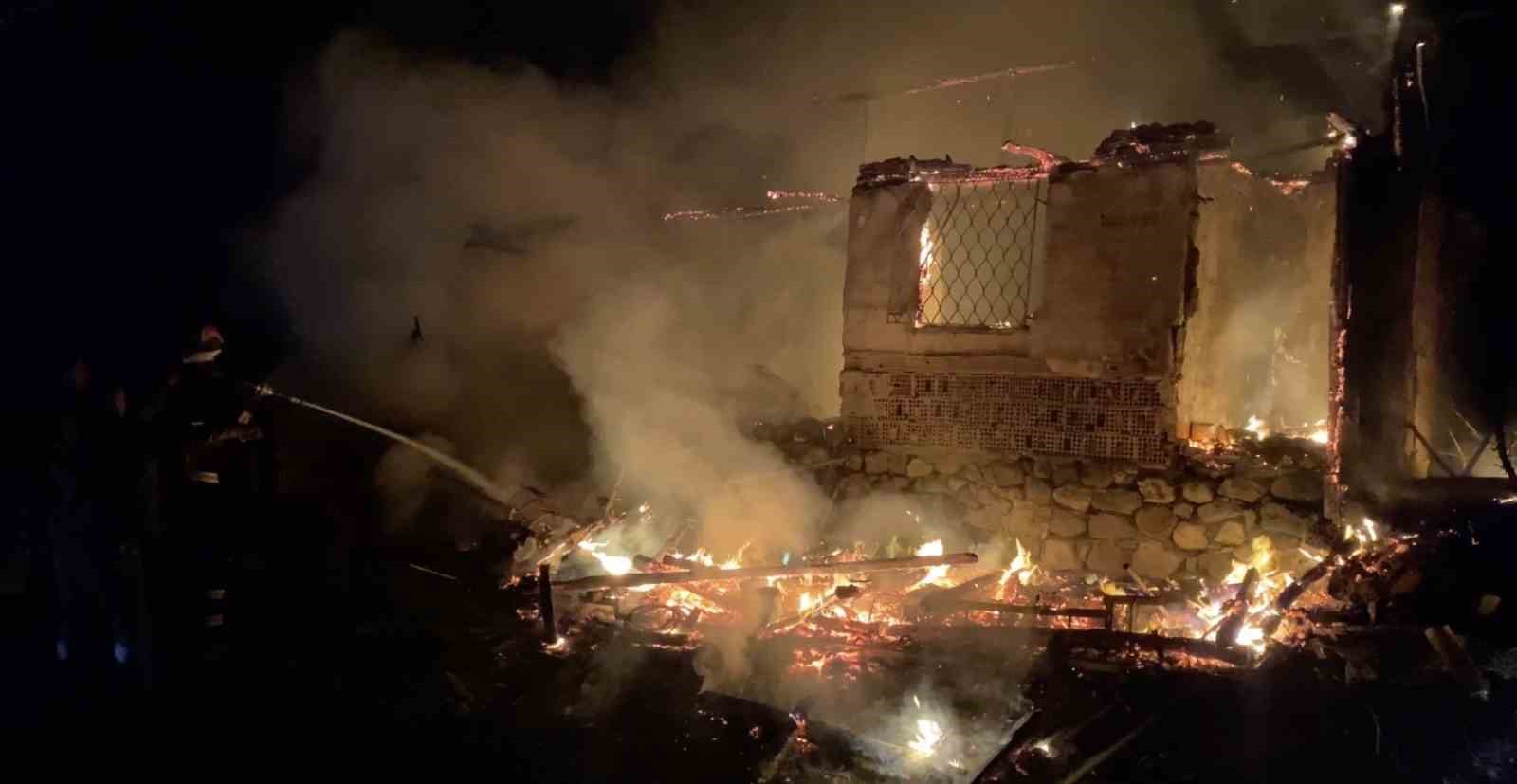 Çorum’da çıkan yangın ev ve depoyu kullanılamaz hale getirdi
