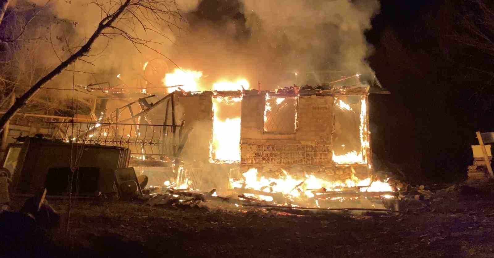 Çorum’da çıkan yangın ev ve depoyu kullanılamaz hale getirdi
