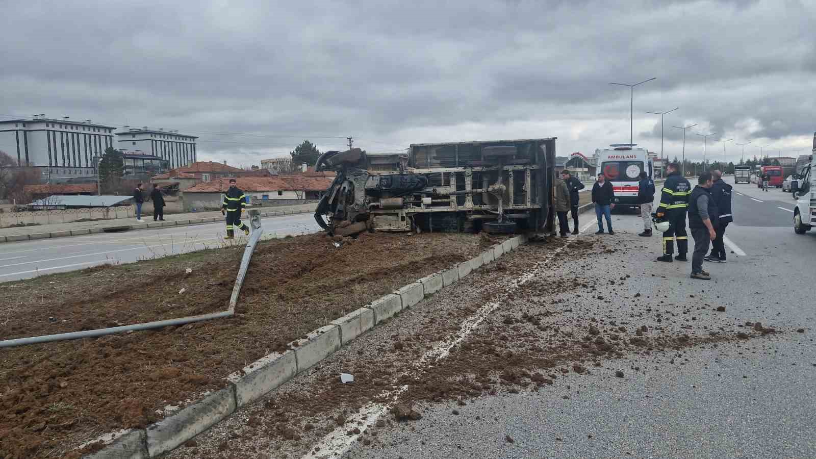 Çorum’da devrilen kamyonetteki 3 kişi küçük sıyrıklarla kurtuldu
