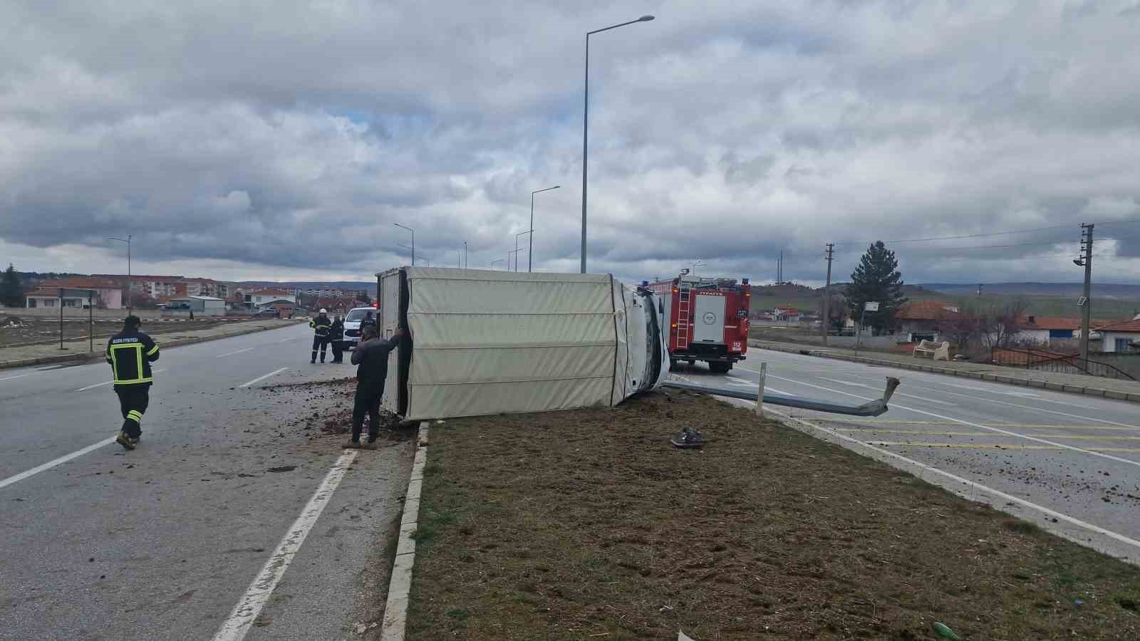 Çorum’da devrilen kamyonetteki 3 kişi küçük sıyrıklarla kurtuldu
