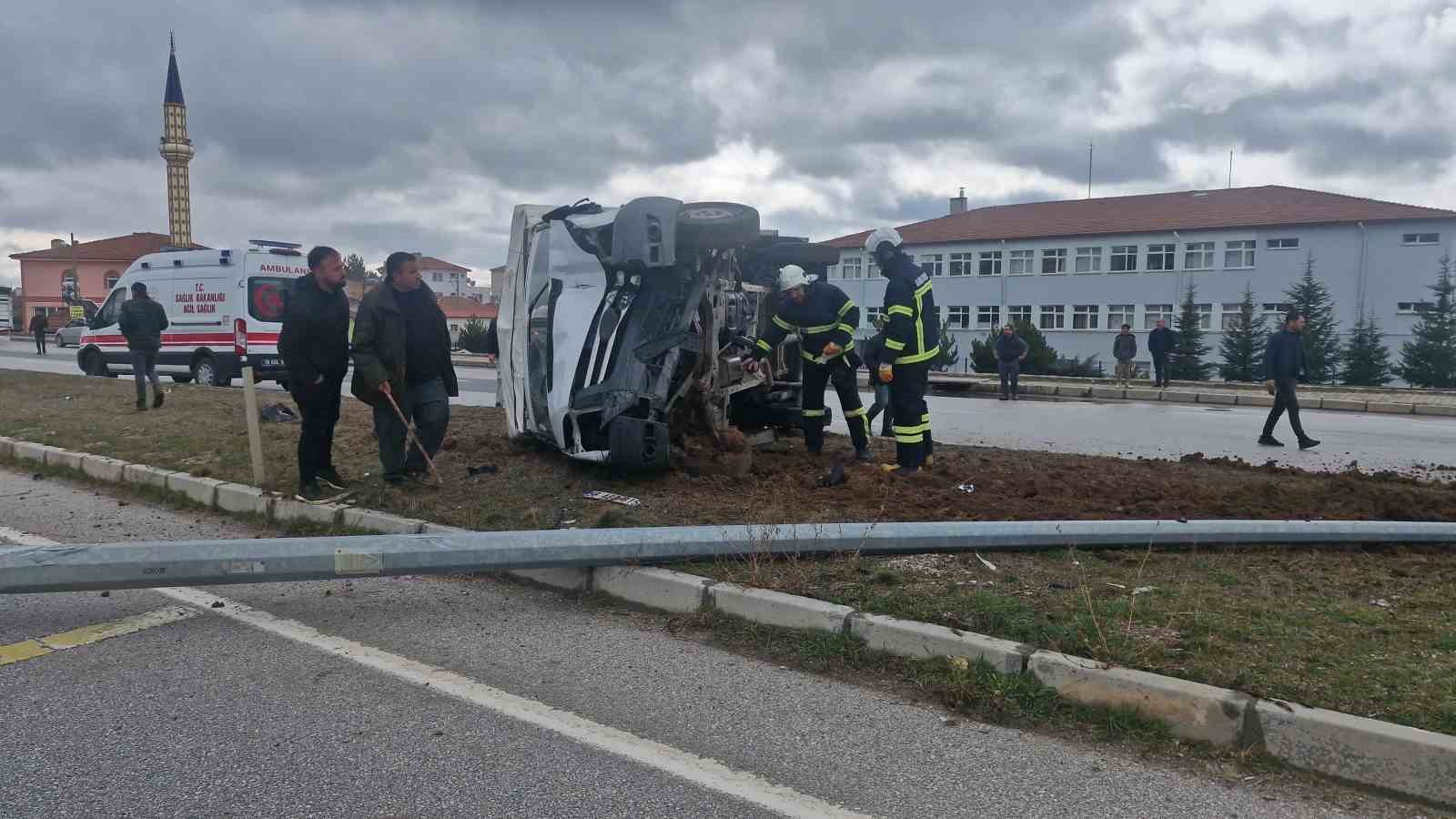 Çorum’da devrilen kamyonetteki 3 kişi küçük sıyrıklarla kurtuldu
