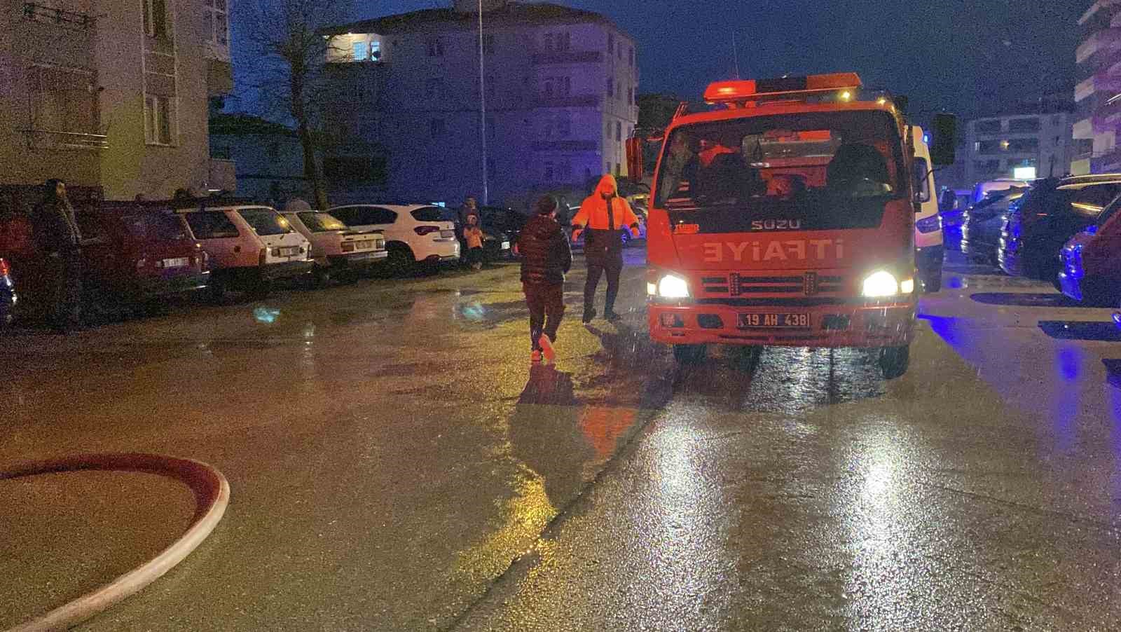 Çorum’da ev yangını: Mahsur kalan aileyi itfaiye kurtardı
