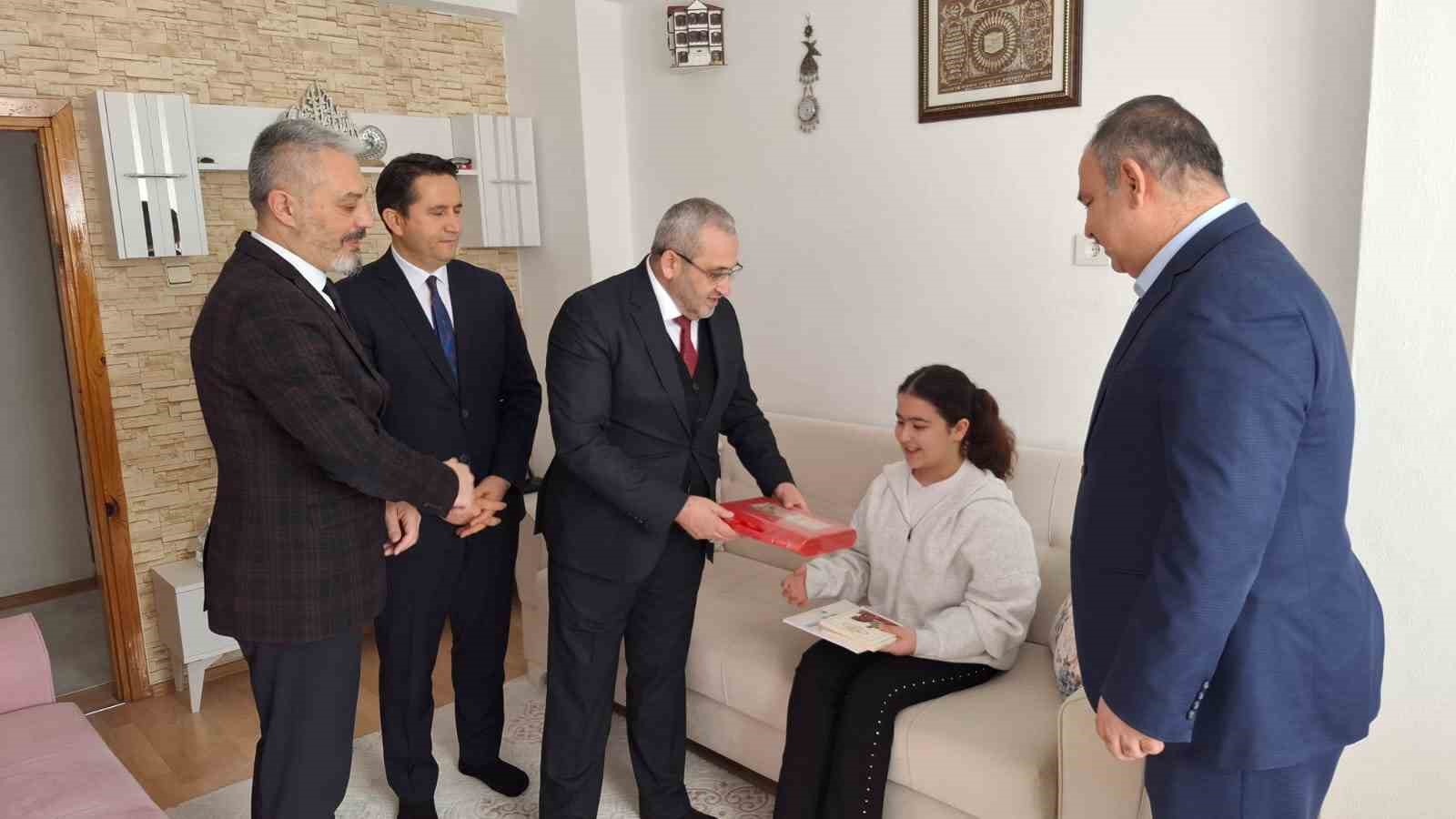 Çorum’da evde eğitim gören öğrencinin karnesini milli eğitim müdürü verdi
Çorum’da evde eğitim gören öğrencinin karnesini milli eğitim müdürü verdi