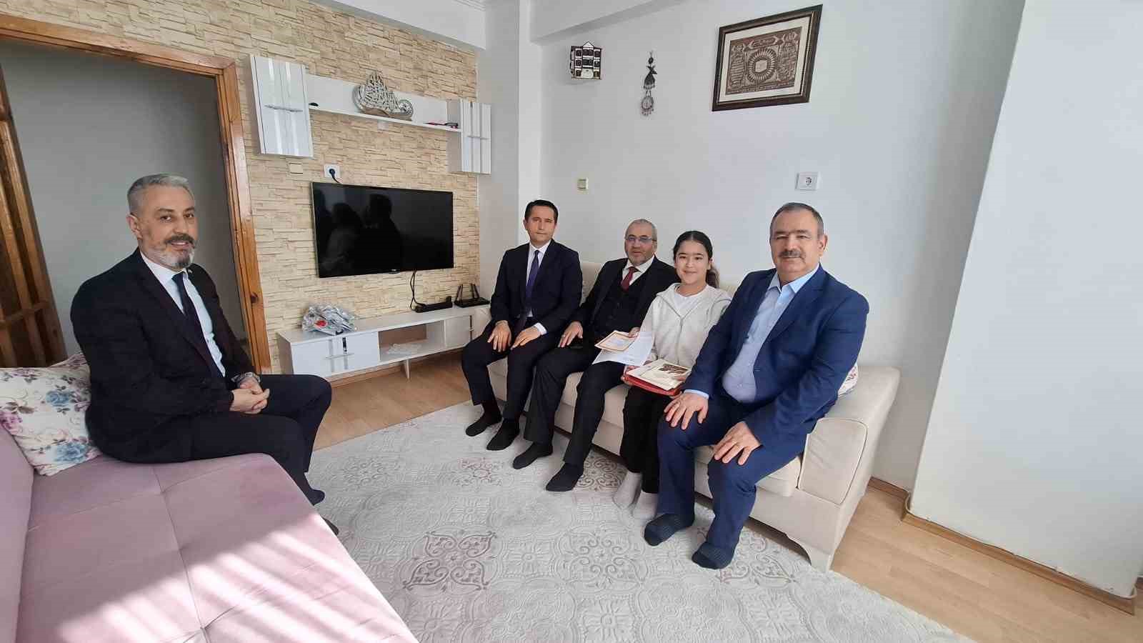 Çorum’da evde eğitim gören öğrencinin karnesini milli eğitim müdürü verdi
Çorum’da evde eğitim gören öğrencinin karnesini milli eğitim müdürü verdi