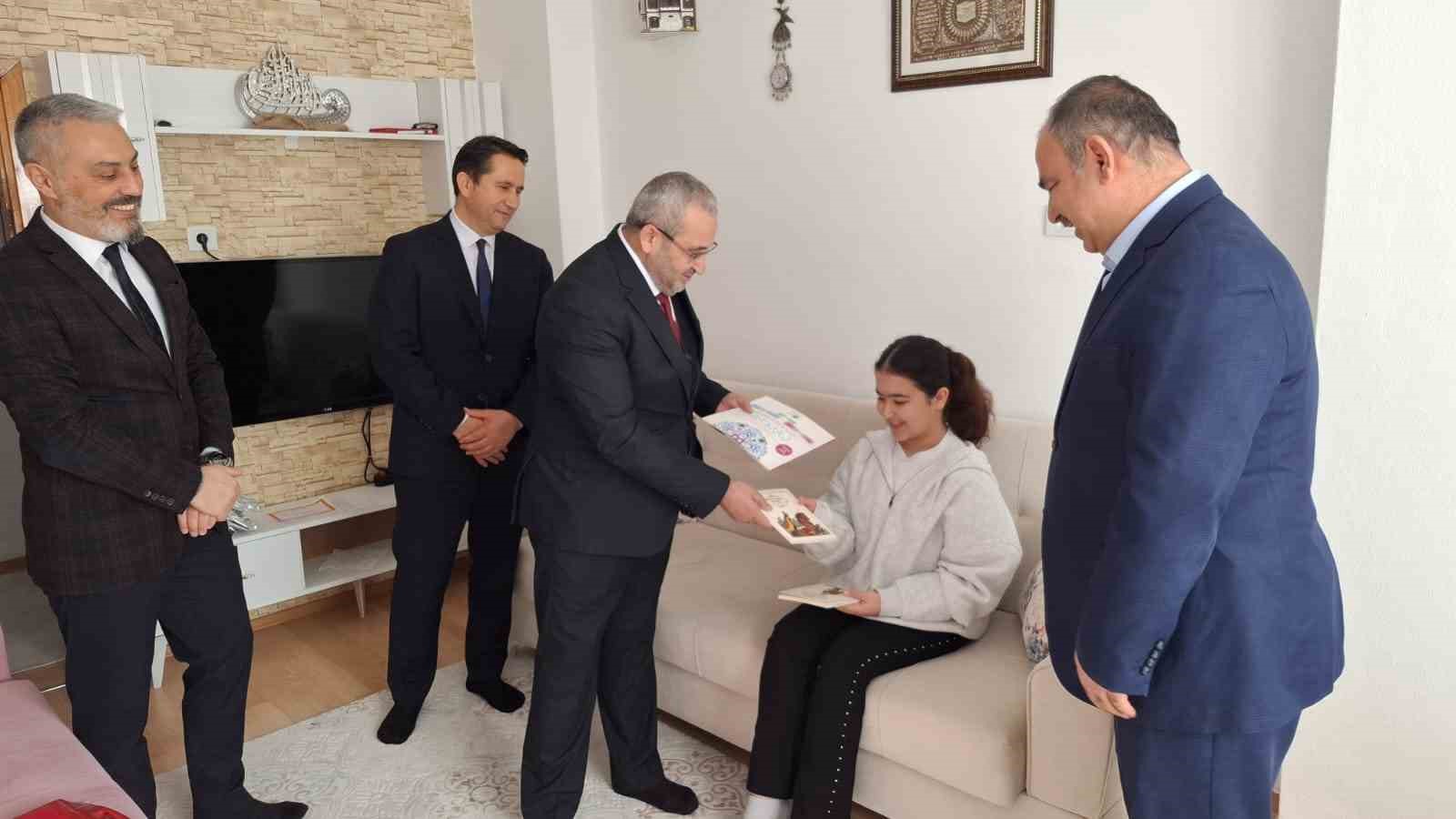 Çorum’da evde eğitim gören öğrencinin karnesini milli eğitim müdürü verdi
Çorum’da evde eğitim gören öğrencinin karnesini milli eğitim müdürü verdi