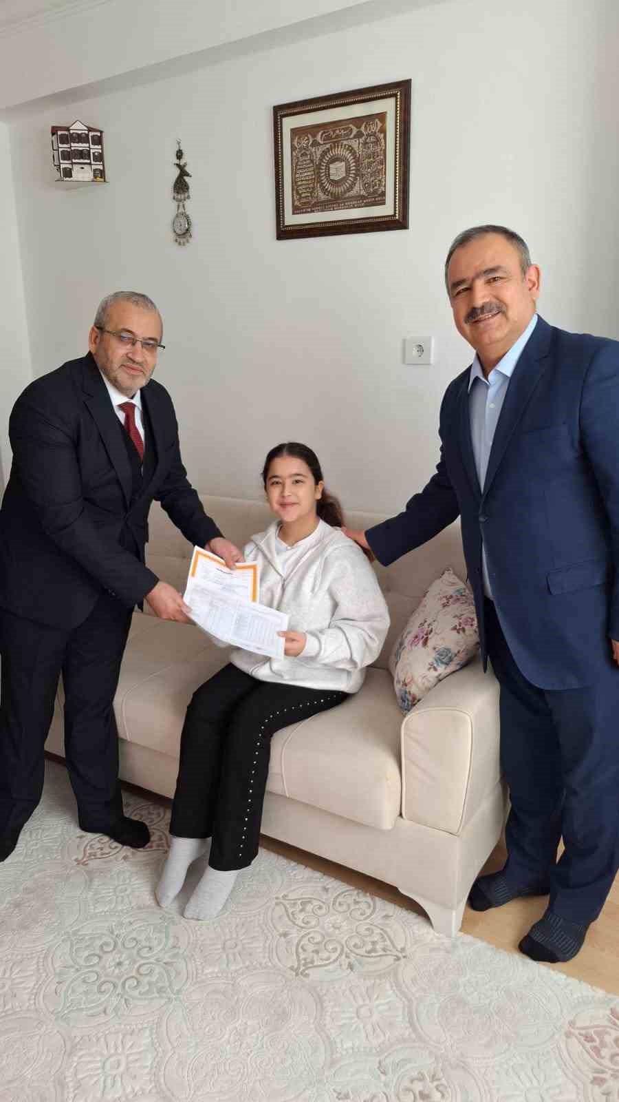 Çorum’da evde eğitim gören öğrencinin karnesini milli eğitim müdürü verdi
Çorum’da evde eğitim gören öğrencinin karnesini milli eğitim müdürü verdi