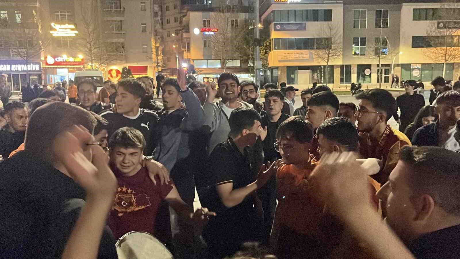Çorum’da Galatasaray taraftarları derbi galibiyetini kutladı
