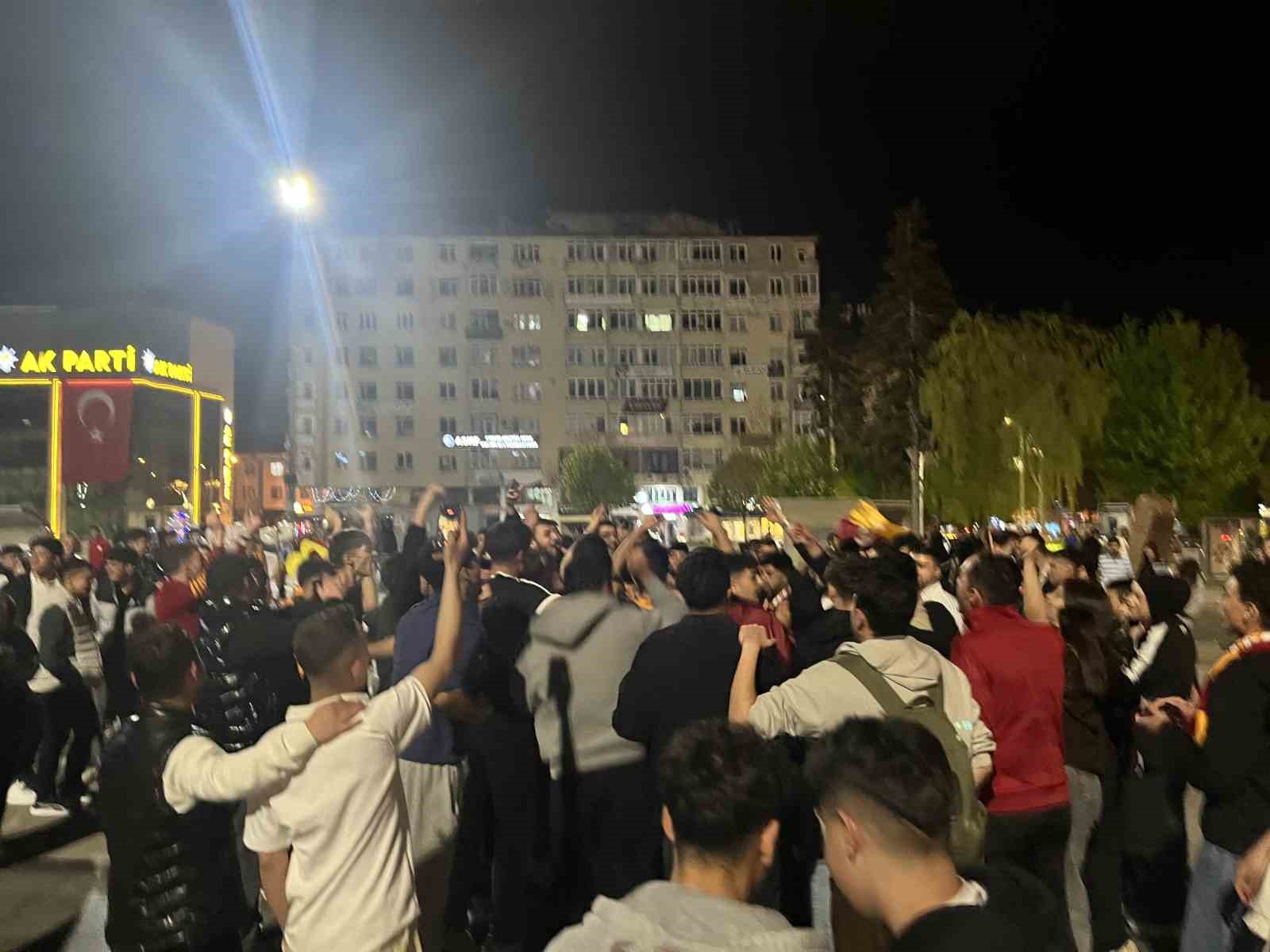 Çorum’da Galatasaray taraftarları derbi galibiyetini kutladı
