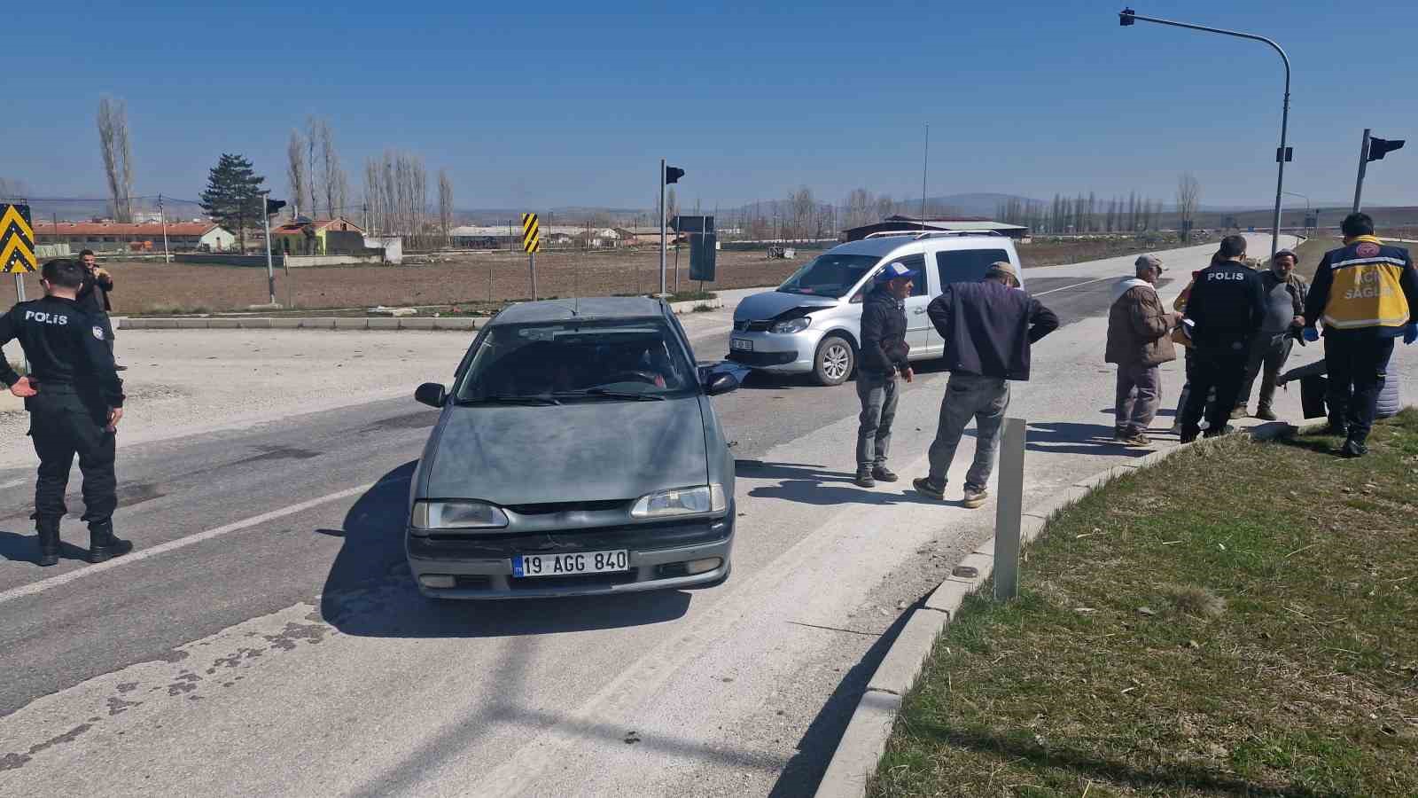 Çorum’da hafif ticari araç ile otomobil çarpıştı: 1 yaralı
