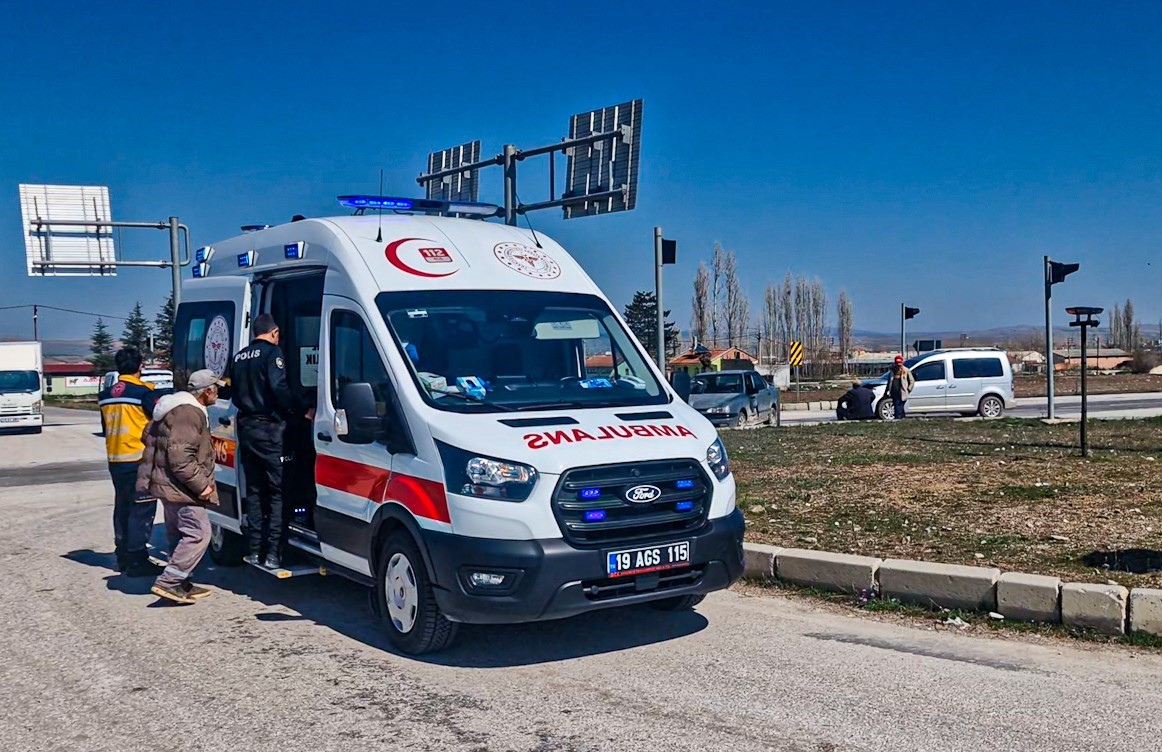 Çorum’da hafif ticari araç ile otomobil çarpıştı: 1 yaralı
