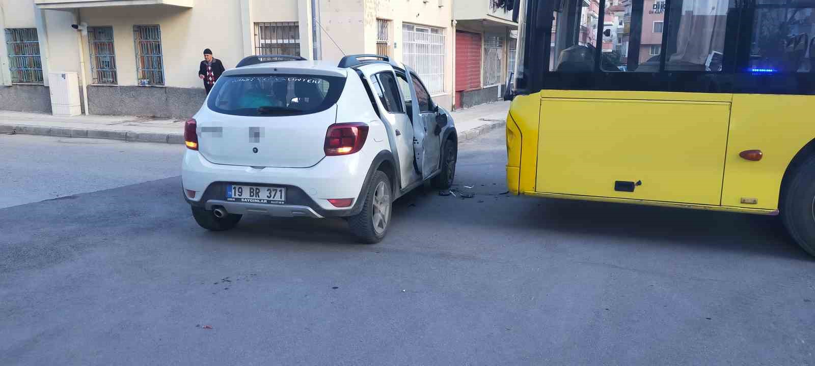 Çorum’da halk otobüsü ile otomobil çarpıştı: 4 yaralı
