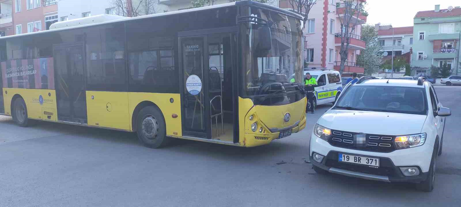 Çorum’da halk otobüsü ile otomobil çarpıştı: 4 yaralı
