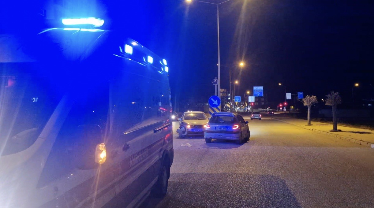 Çorum’da iki otomobil çarpıştı: 2 yaralı
