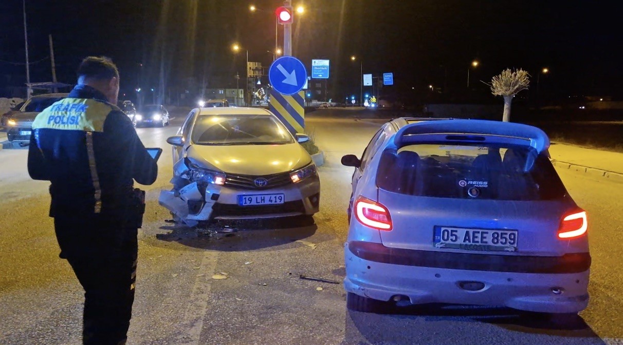 Çorum’da iki otomobil çarpıştı: 2 yaralı
