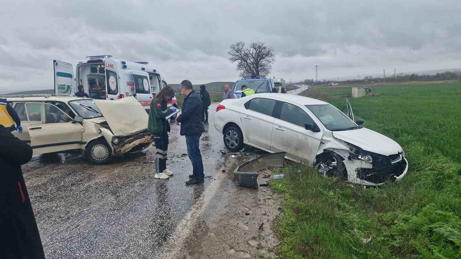 Çorum’da iki otomobil çarpıştı: 3 yaralı
