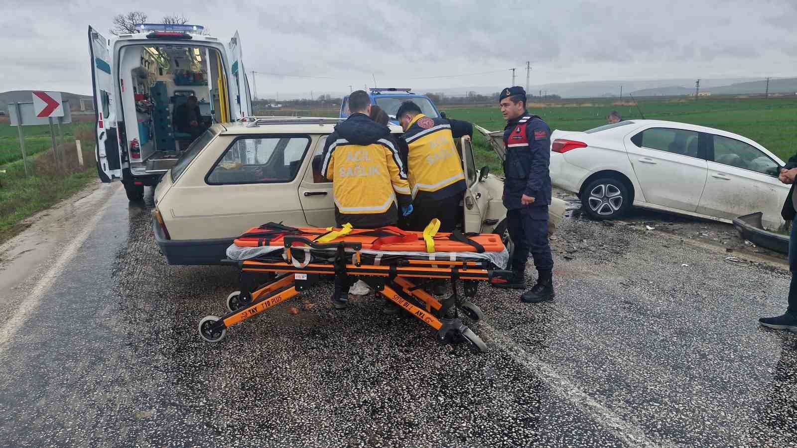 Çorum’da iki otomobil çarpıştı: 3 yaralı
