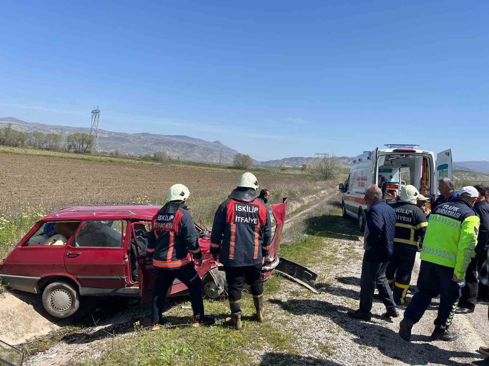 Çorum’da iki otomobil çarpıştı: 3 yaralı
