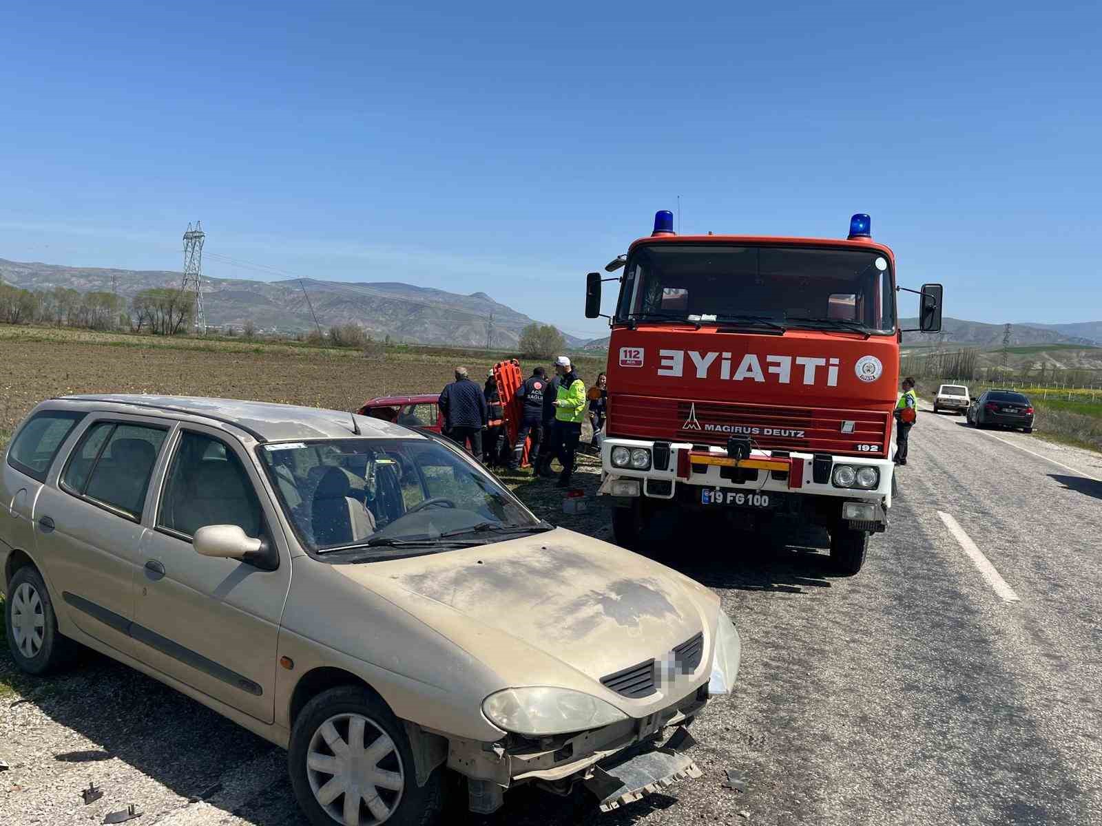 Çorum’da iki otomobil çarpıştı: 3 yaralı
