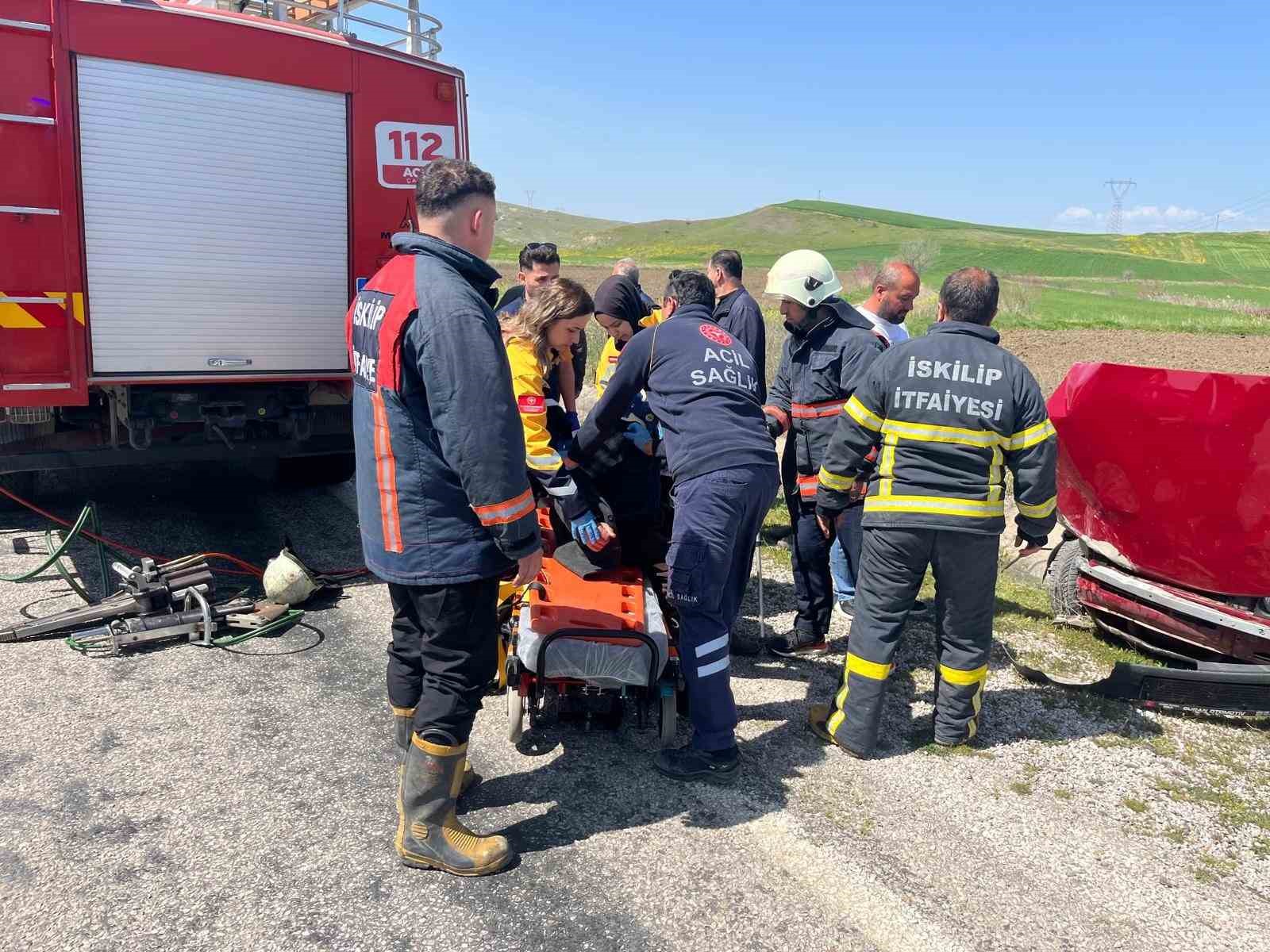 Çorum’da iki otomobil çarpıştı: 3 yaralı
