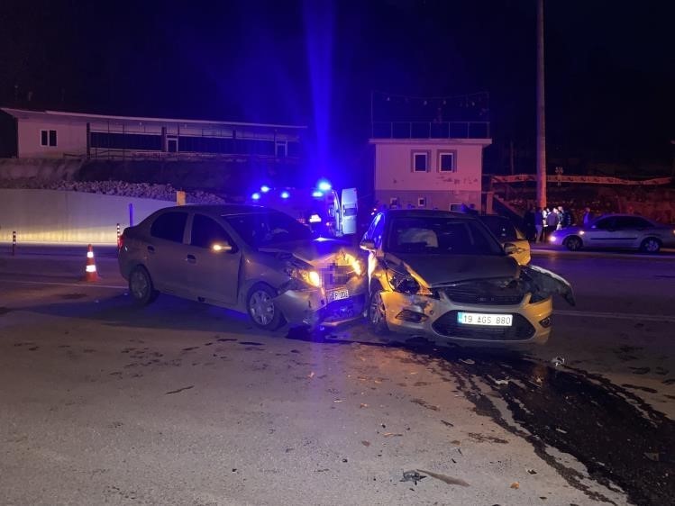 Çorum’da iki otomobil çarpıştı: 6 yaralı
