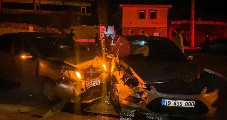 Çorum’da iki otomobil çarpıştı: 6 yaralı

