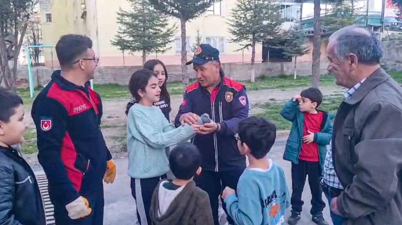 Çorum’da ipe takılan güvercini itfaiye kurtardı
