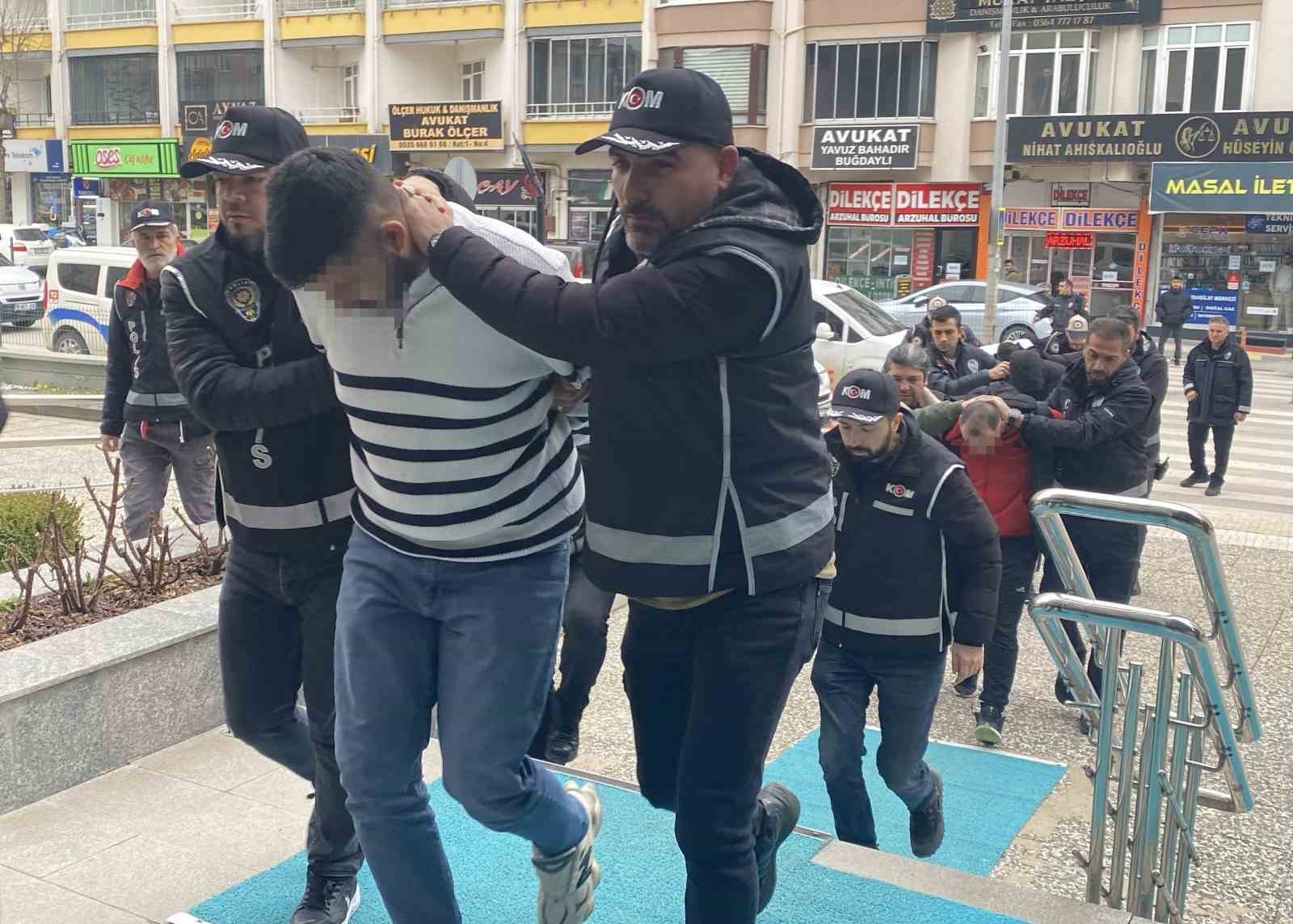 Çorum’da iş yerlerine silahlı saldırı düzenleyen 8 kişi gözaltına alındı
