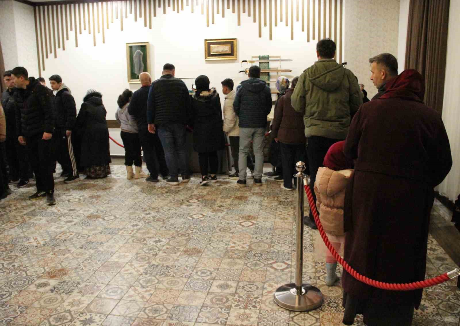Çorum’da Kadir Gecesi’nde kutsal emanetlere yoğun ilgi
