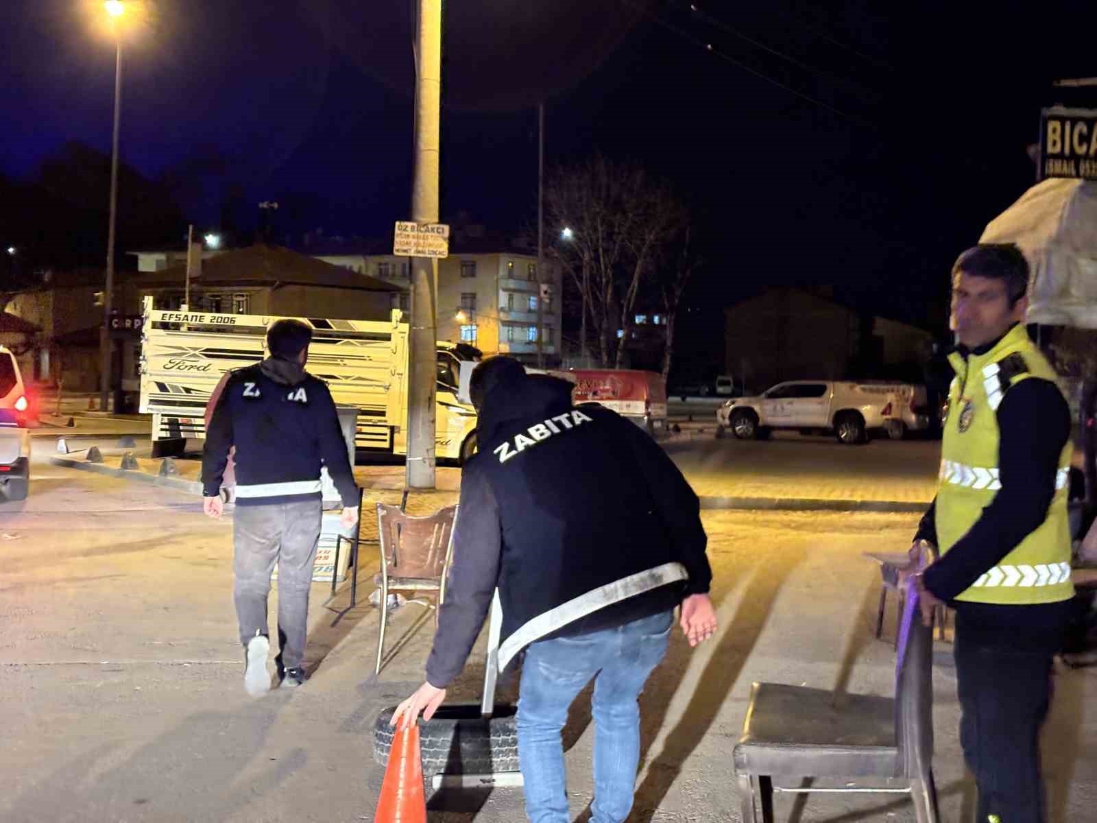 Çorum’da kaldırım işgaline gece denetimi
