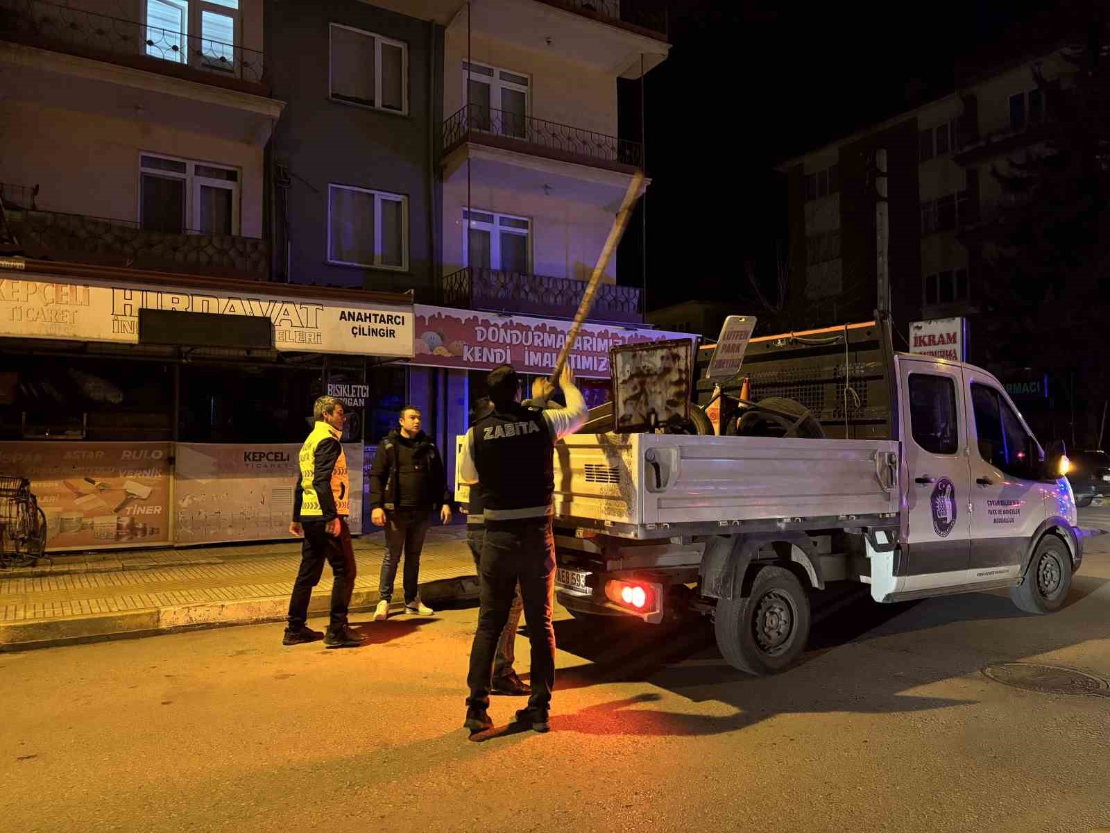 Çorum’da kaldırım işgaline gece denetimi
