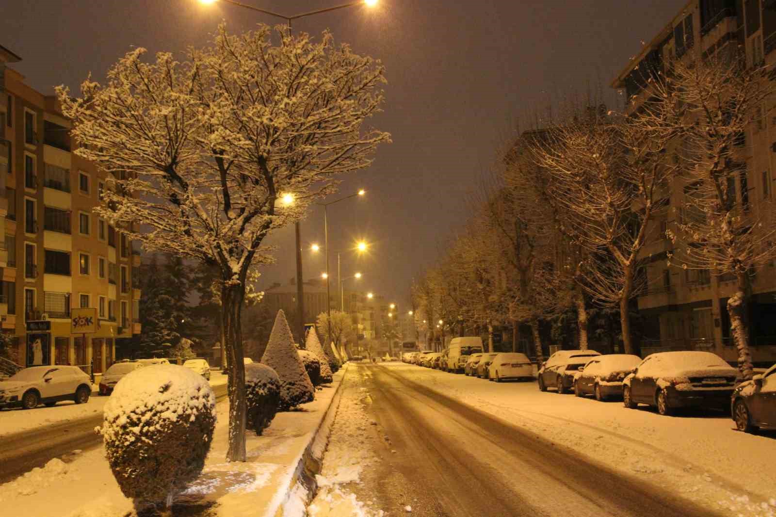 Çorum’da kar etkisini göstermeye başladı: Kent merkezi beyaza büründü
