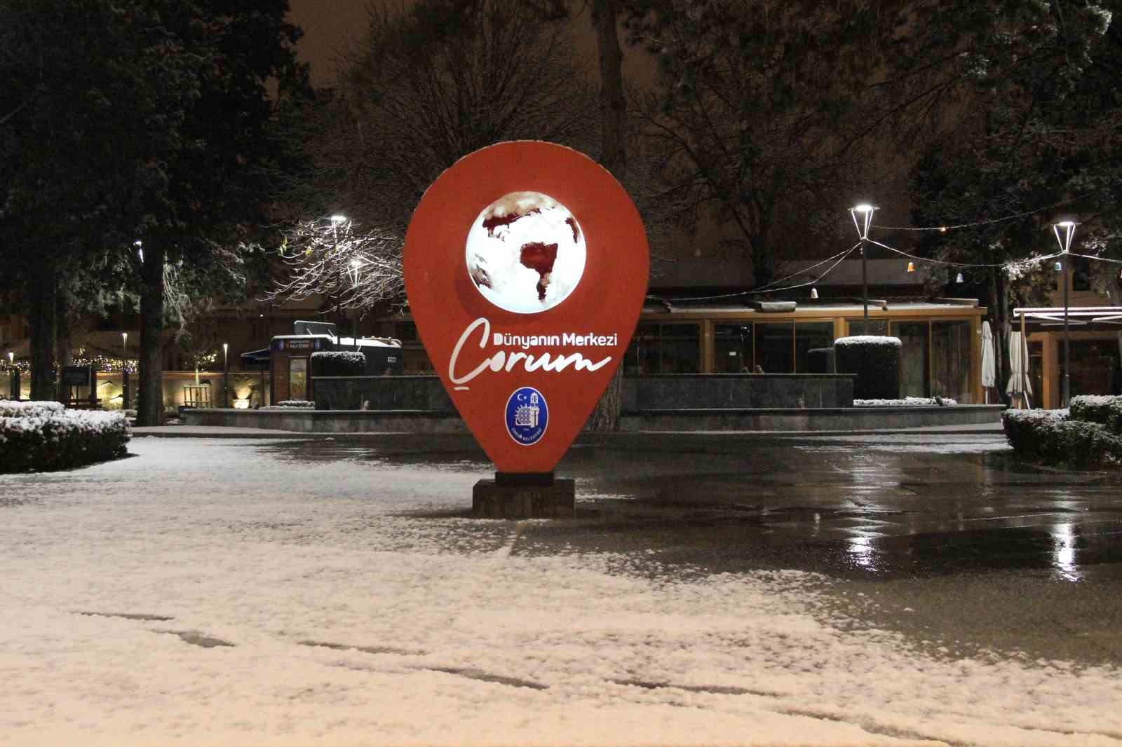 Çorum’da kar etkisini göstermeye başladı: Kent merkezi beyaza büründü
