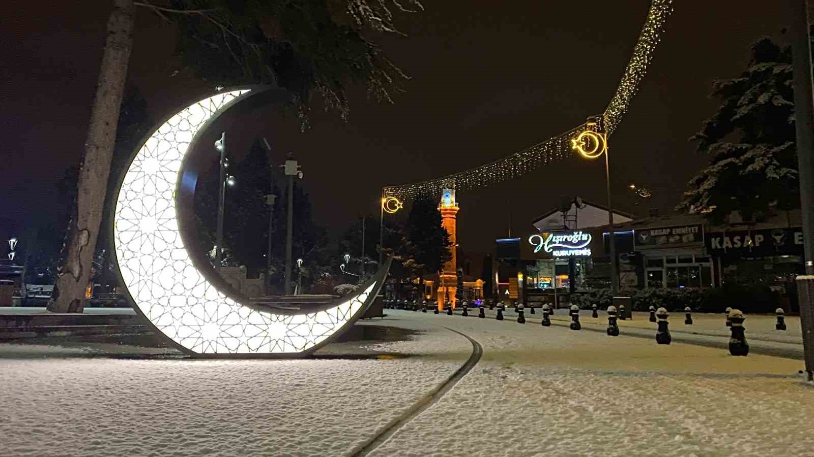 Çorum’da kar etkisini göstermeye başladı: Kent merkezi beyaza büründü
