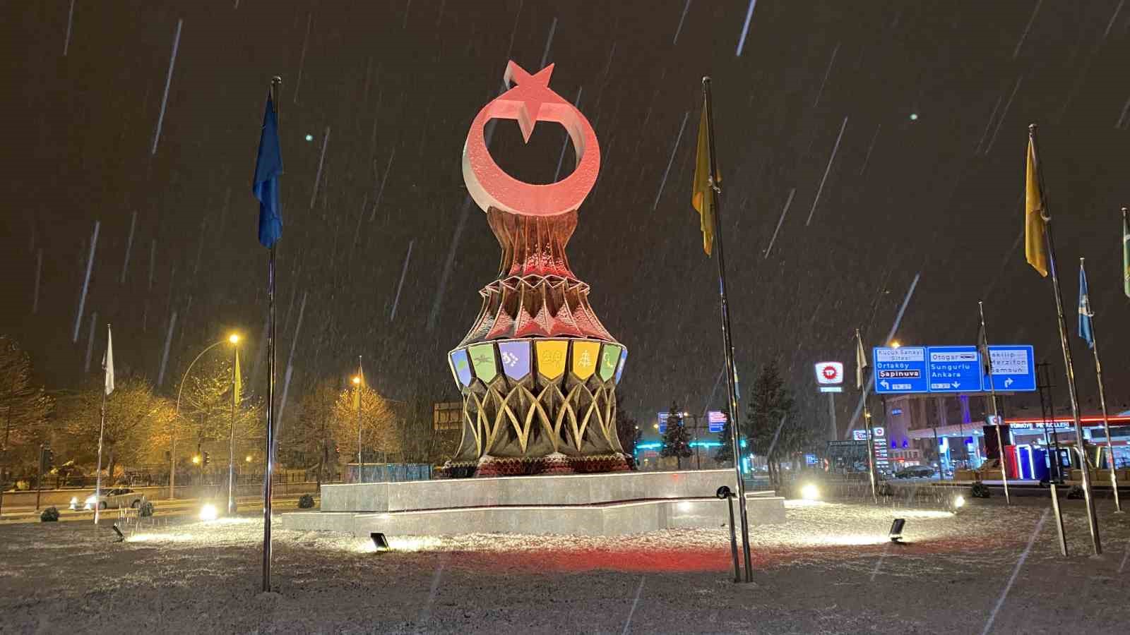 Çorum’da kar etkisini göstermeye başladı: Kent merkezi beyaza büründü
