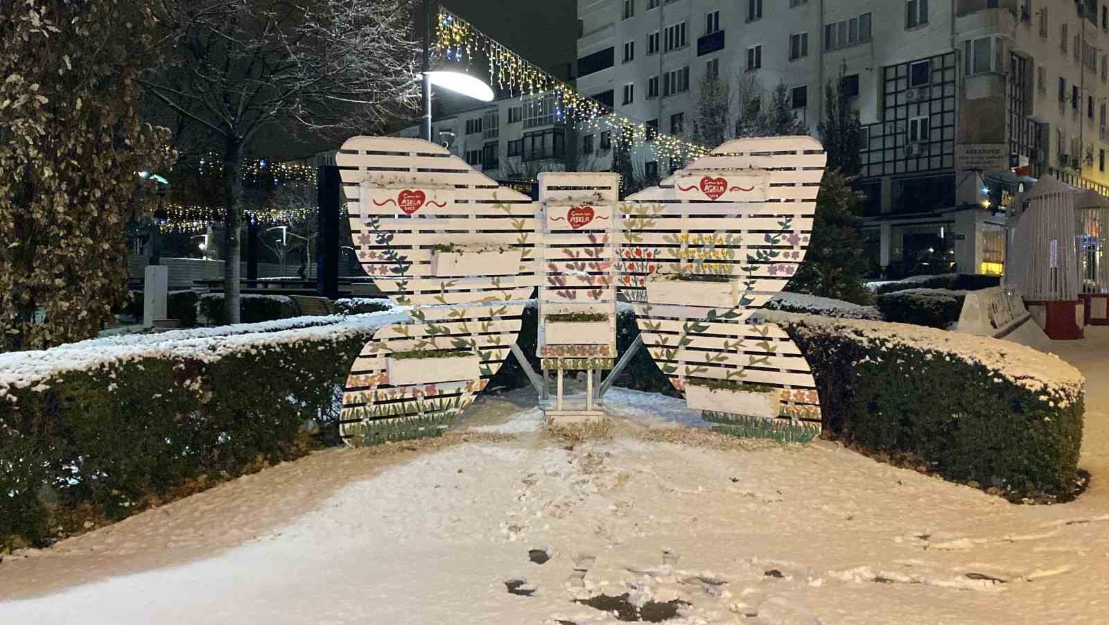 Çorum’da kar etkisini göstermeye başladı: Kent merkezi beyaza büründü
