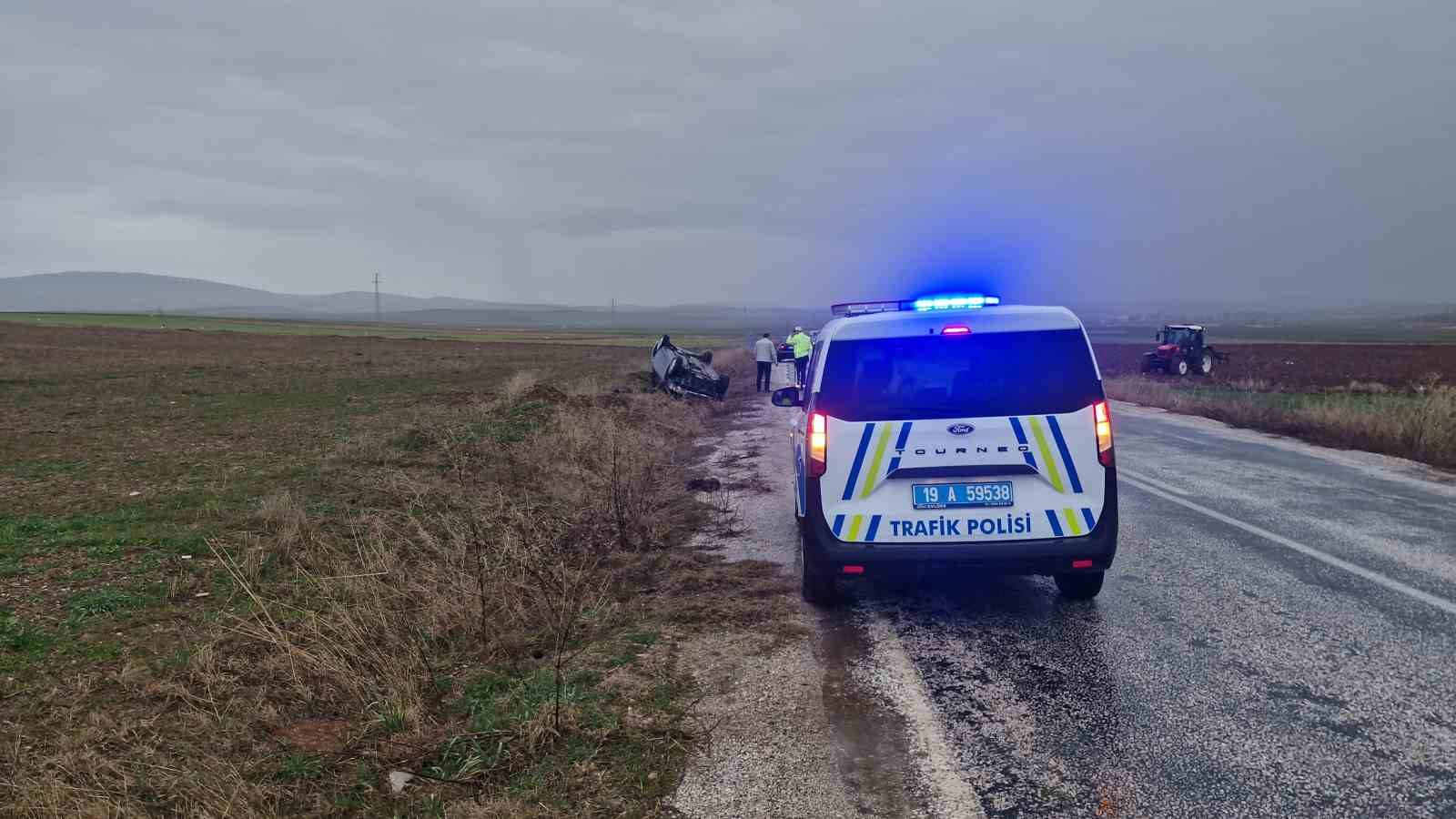 Çorum’da kayganlaşan yolda otomobil şarampole devrildi: 1 yaralı
