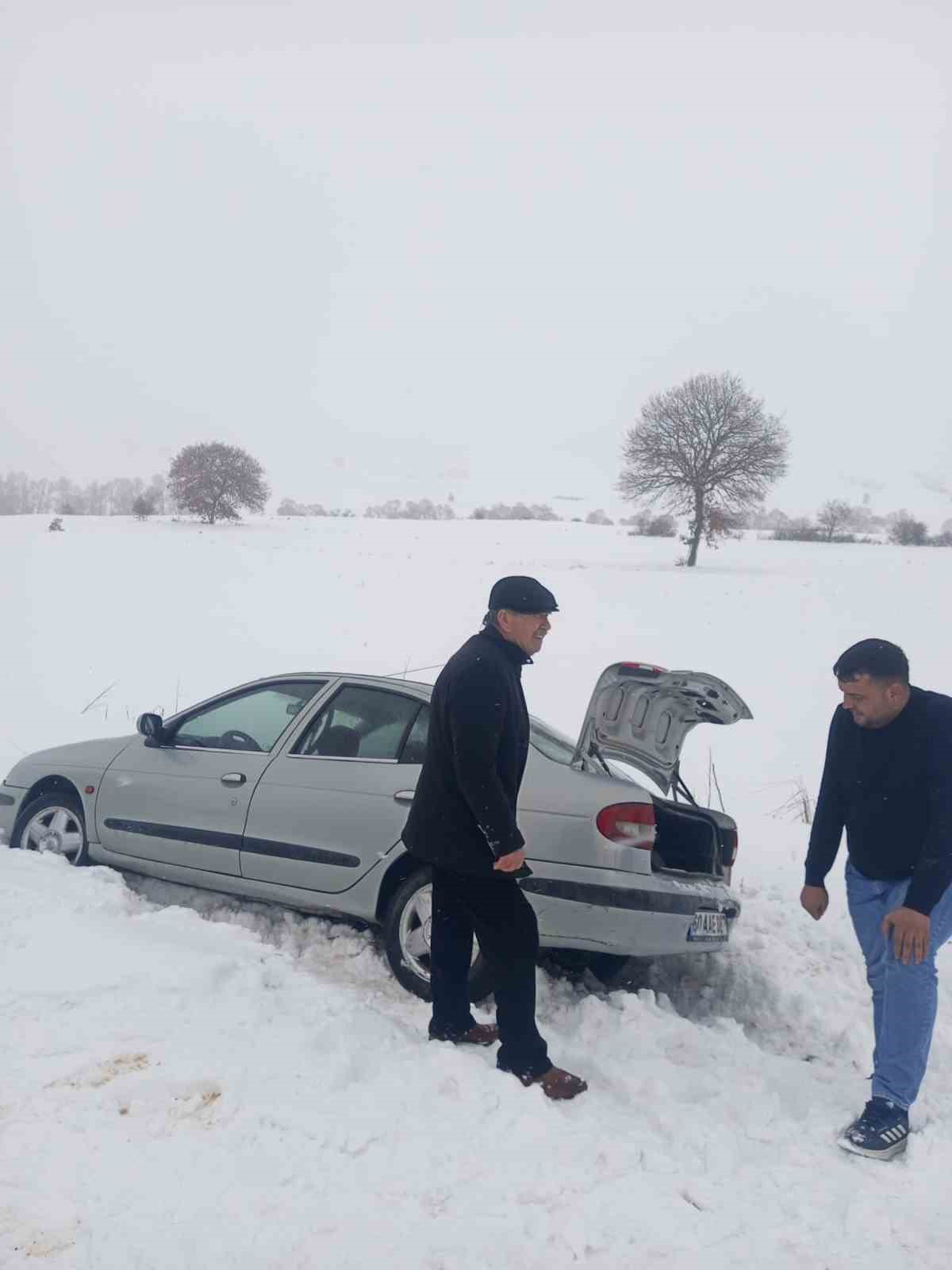 Çorum’da mahsur kalan araçlar için ekipler seferber oldu
