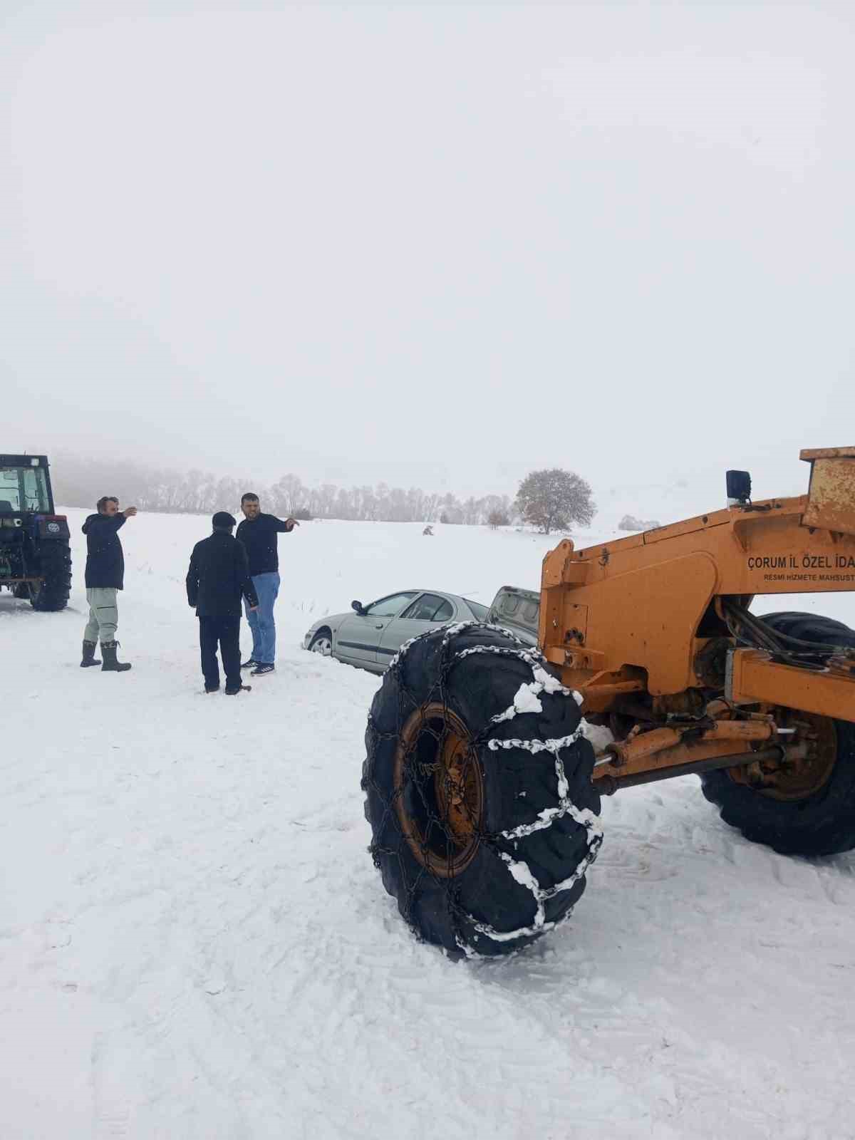 Çorum’da mahsur kalan araçlar için ekipler seferber oldu
