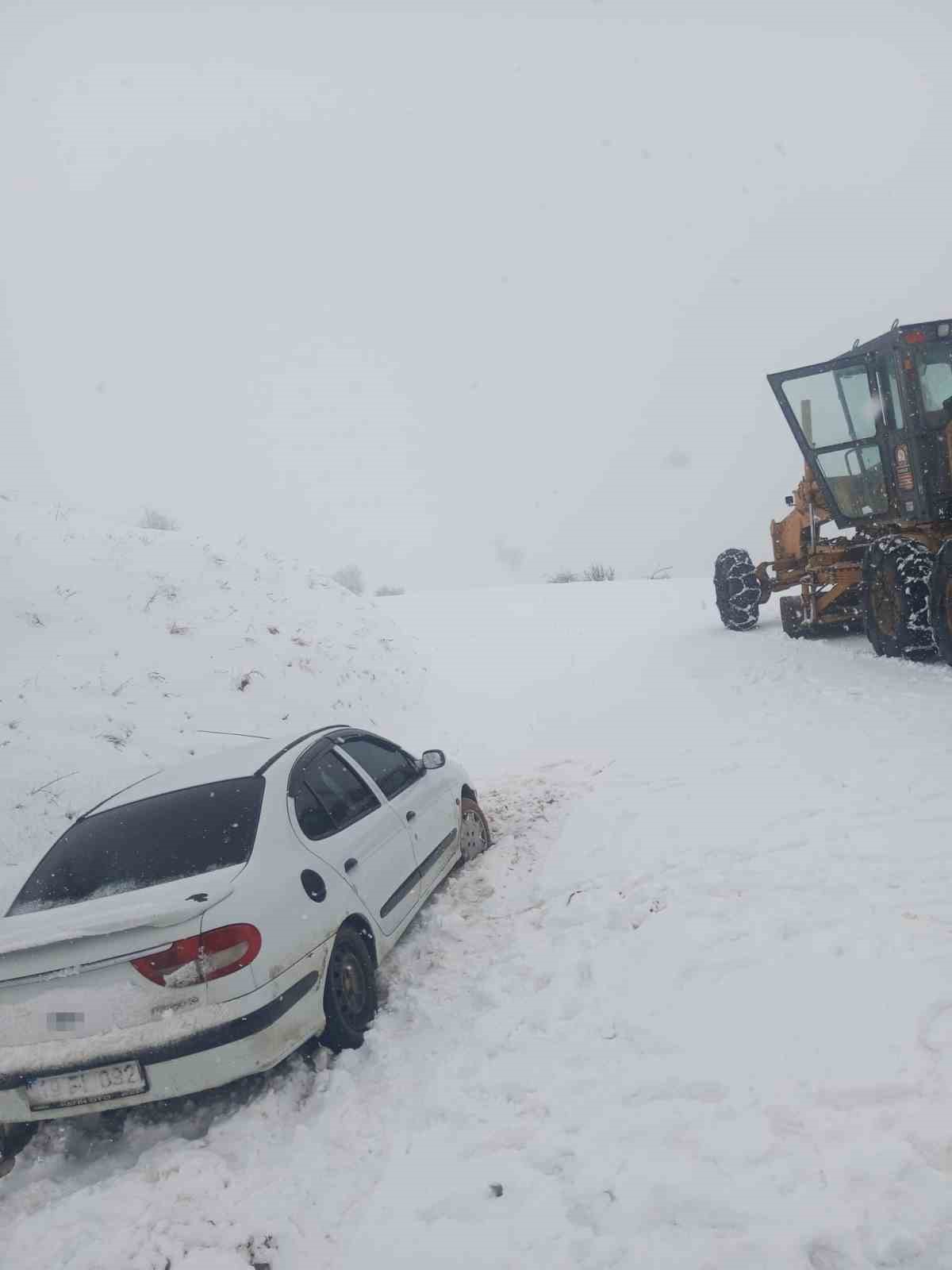 Çorum’da mahsur kalan araçlar için ekipler seferber oldu
